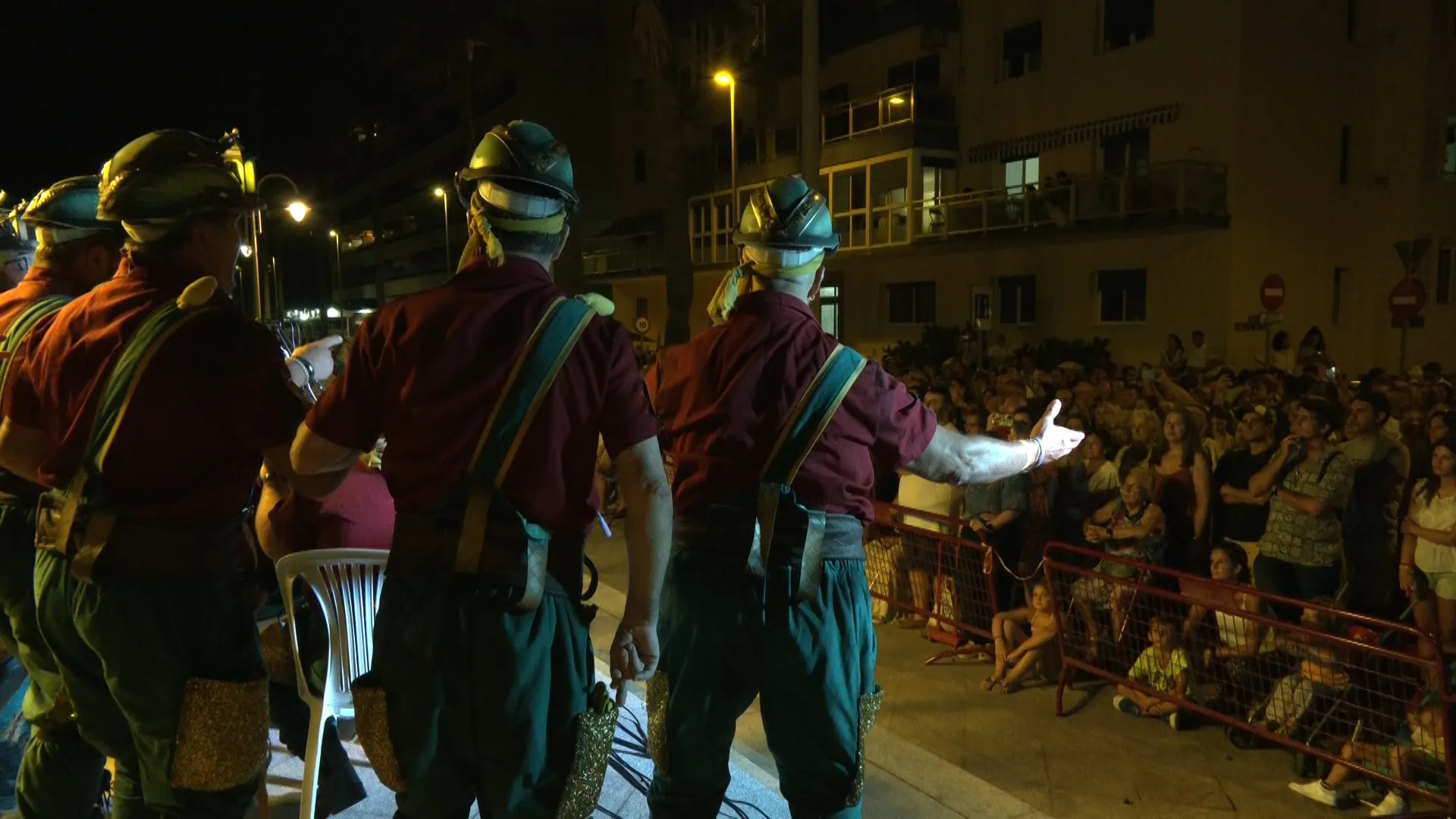 El coro 'Las entrañas de Cádiz' durante su actuación en el Paseo 
