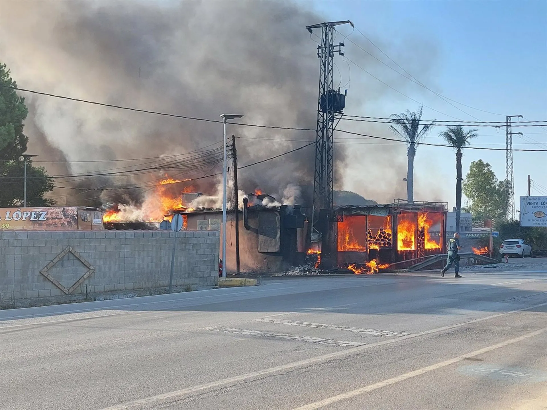 El establecimiento en llamas