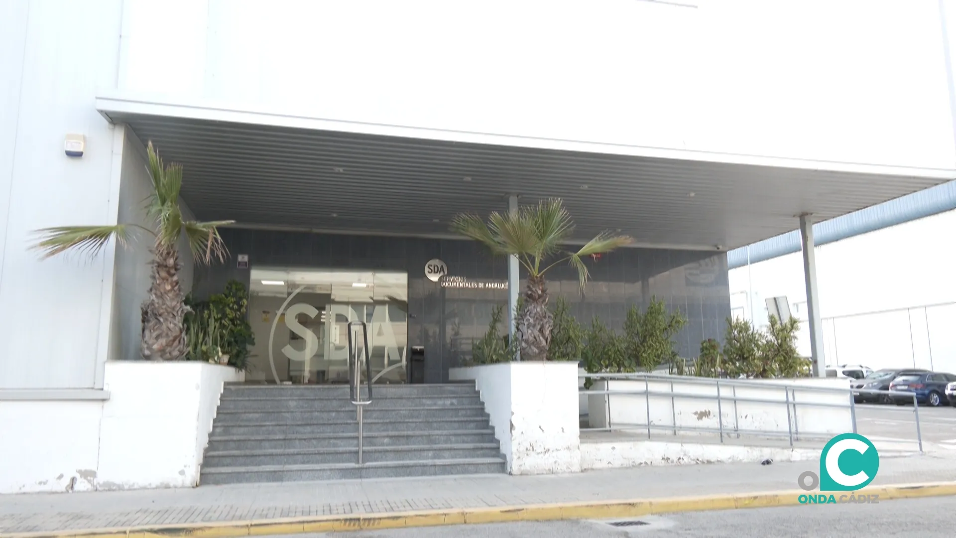 Entrada de la nave de los Servicios Documentales de Andalucía en Zona Franca de Cádiz. 