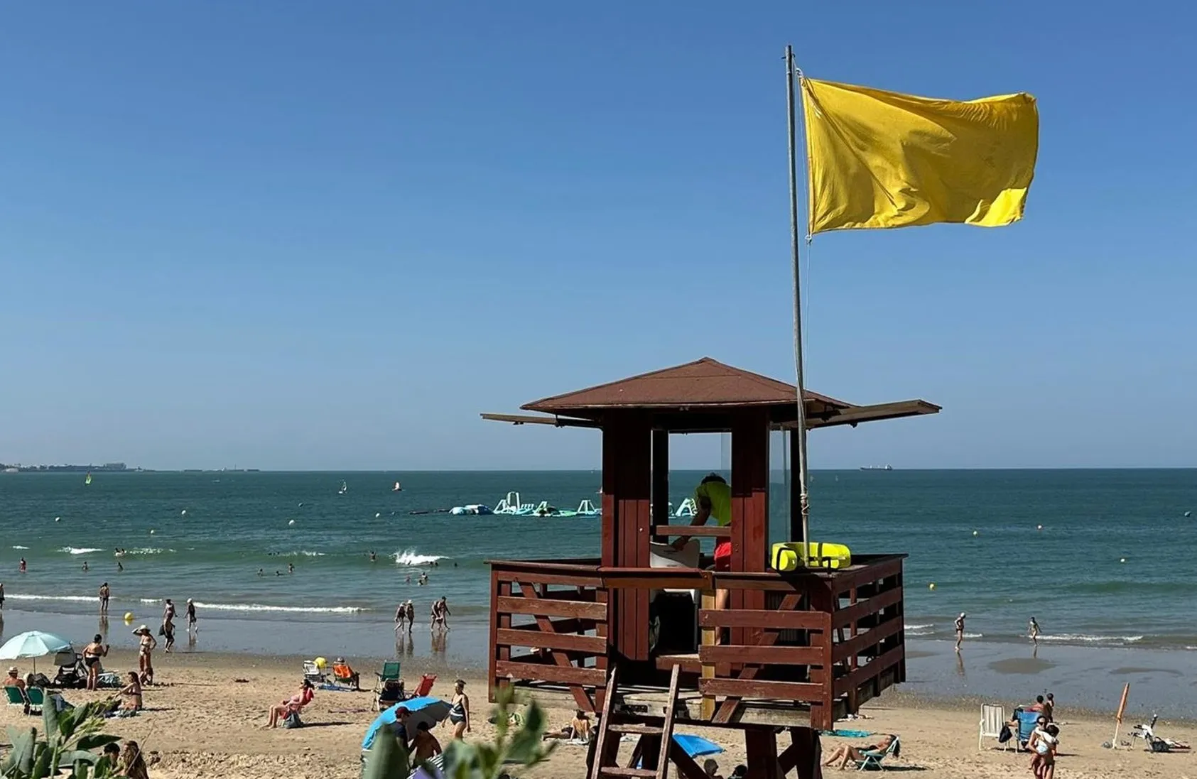 Bandera amarilla en Las Redes de El Puerto de Santa María
