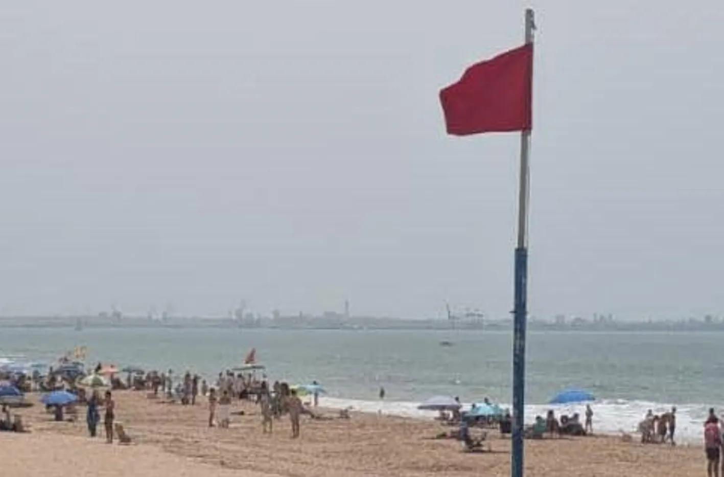 Bandera roja en el litoral portuense