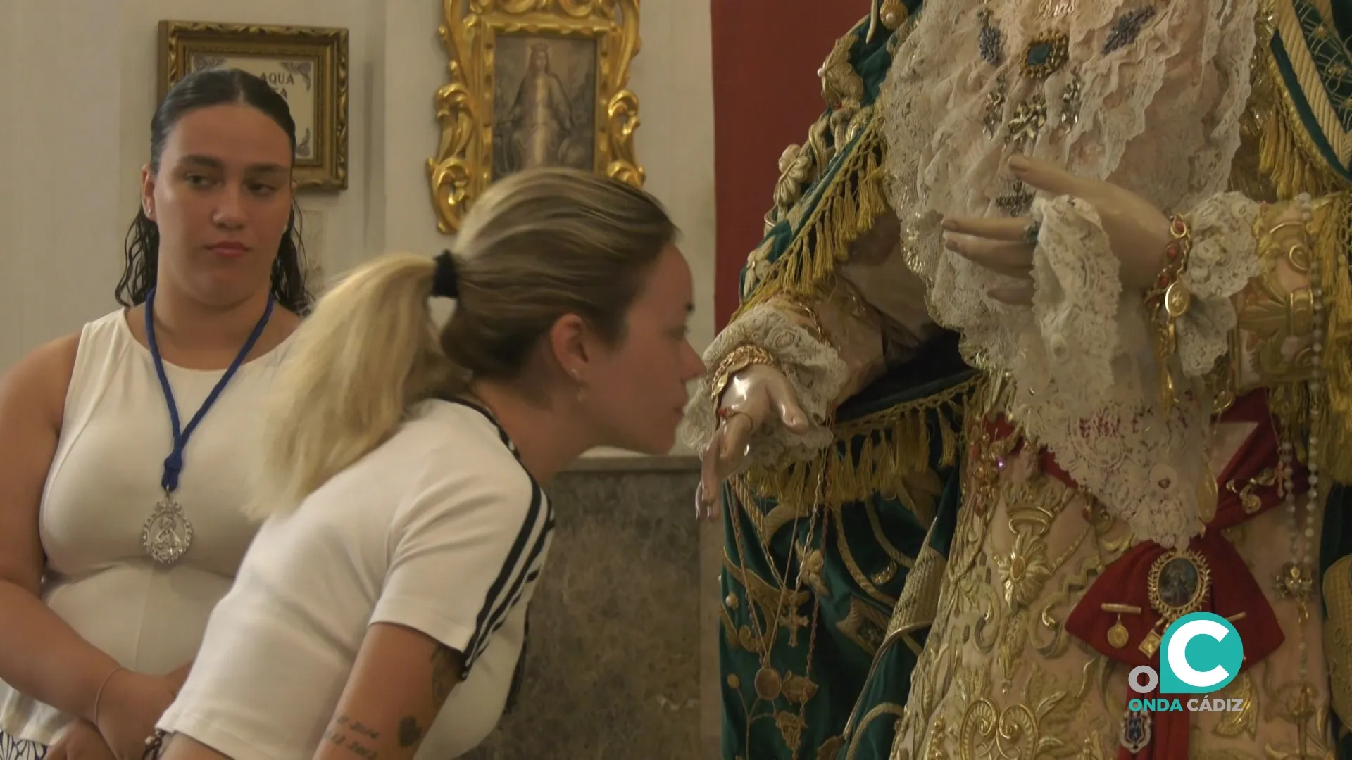 Primer día de besamanos extraordinario. 