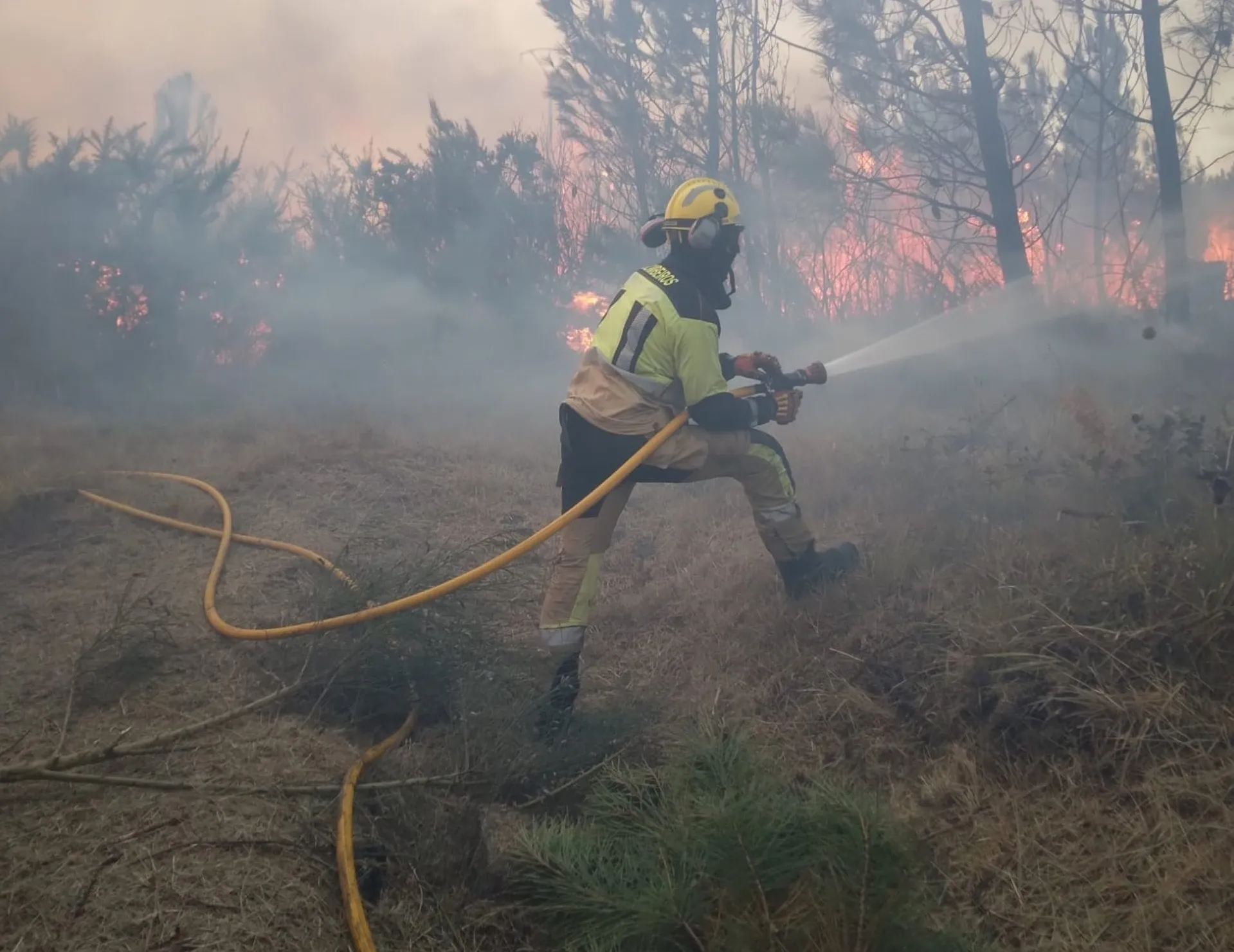 La lucha contra las llamas sigue incesante en el noroeste de España