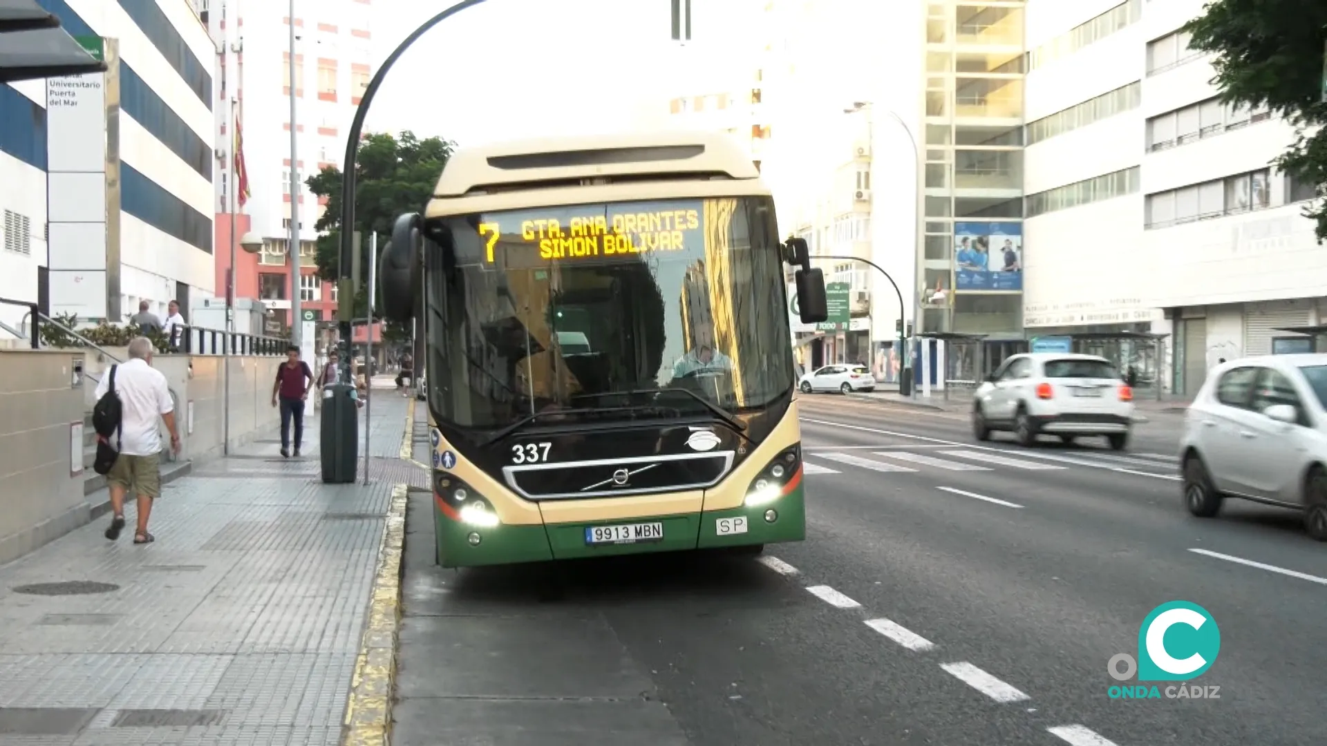Un autobús urbano circulando por las calles de Cádiz. 