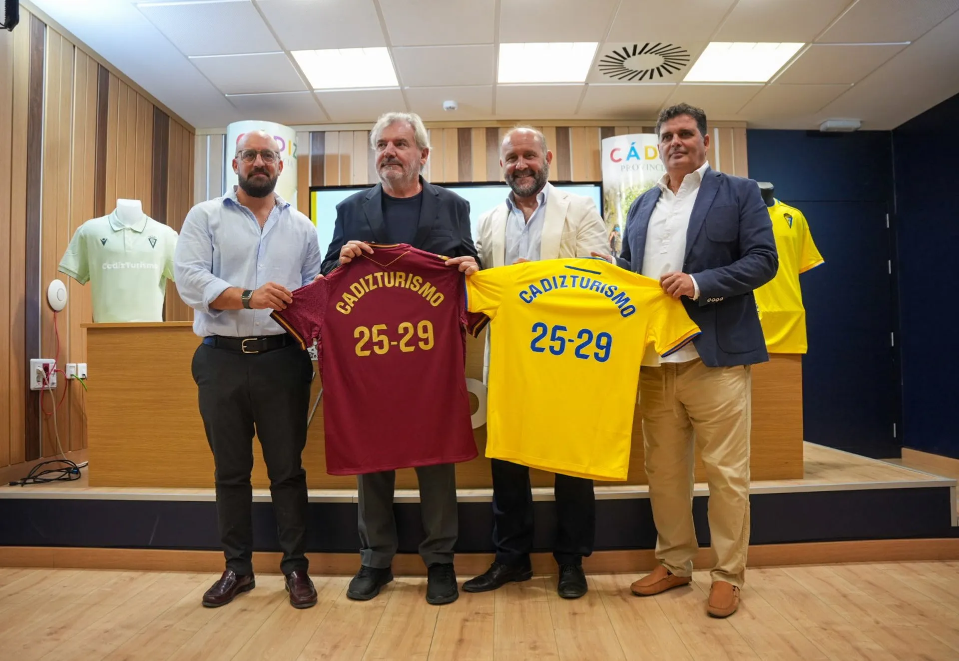 Autoridades y resposables de la entidad cadista durante el acto entre ambas instituciones