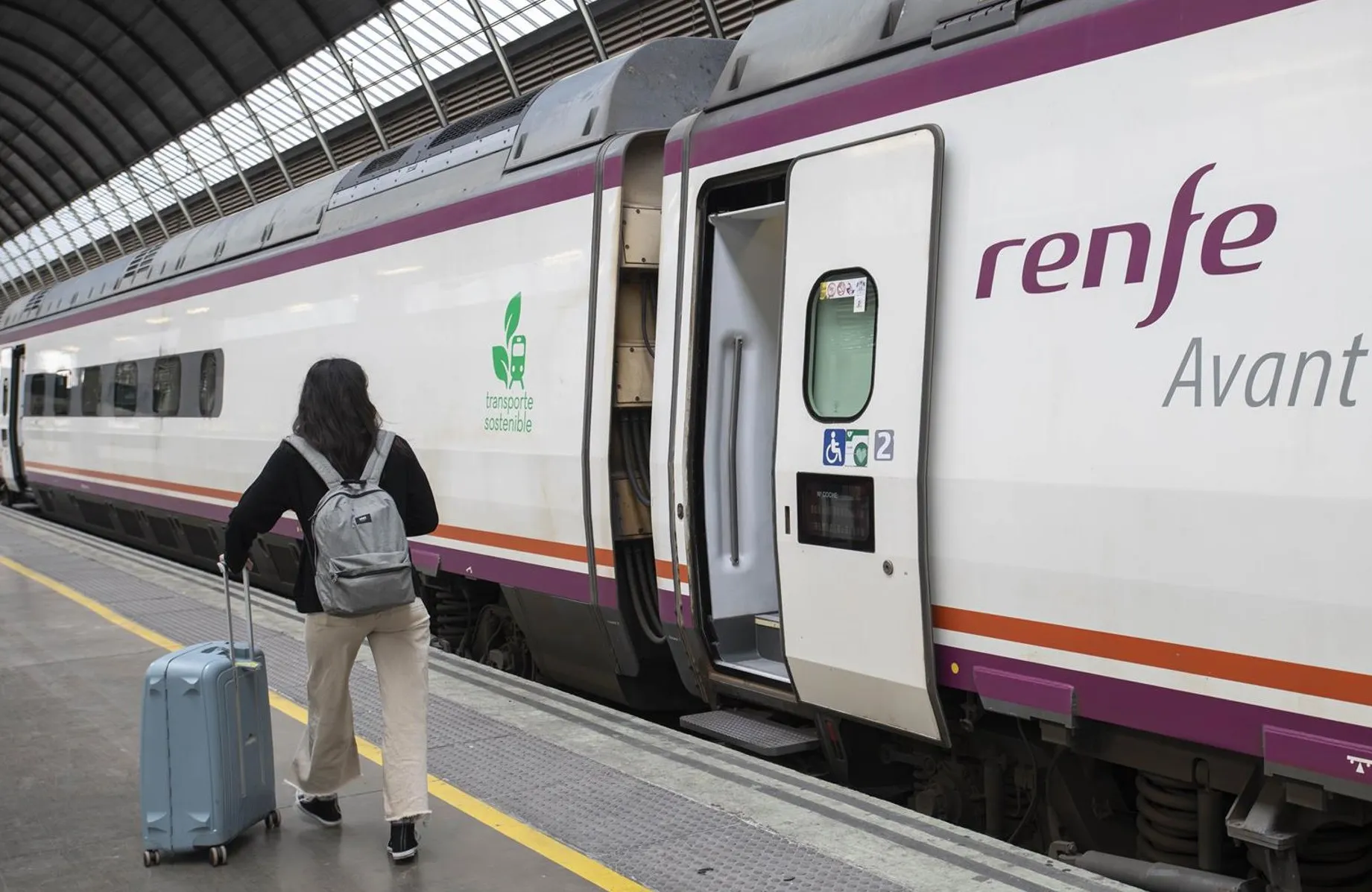 Pasajera en el andén de una estación en una imagen de archivo.
