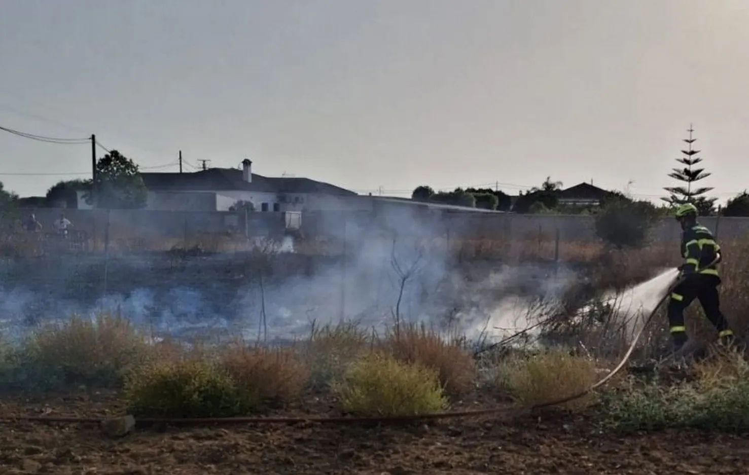 Un bombero actuando en el lugar del siniestro