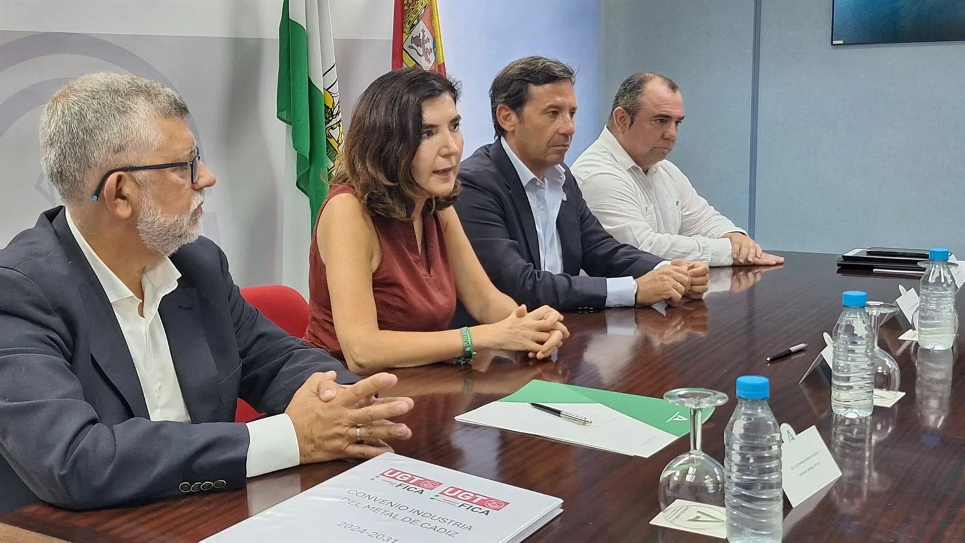 La consejera de Empleo, Empresa y Trabajo Autónomo, Rocío Blanco, preside la firma del nuevo convenio del metal de la provincia de Cádiz junto a representantes de la patronal Femca y del sindicado UGT FICA.