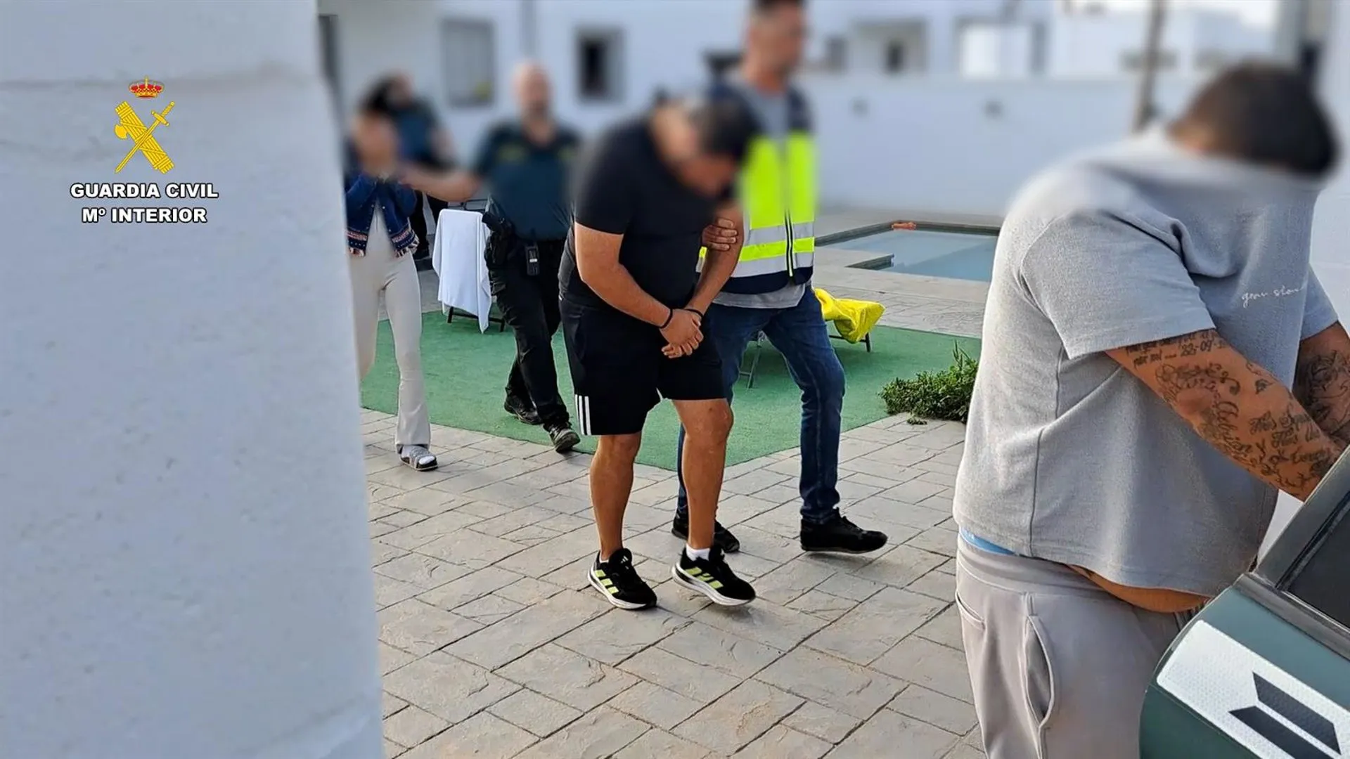 Los arrestados conducidos por miembros de la Guardia Civil