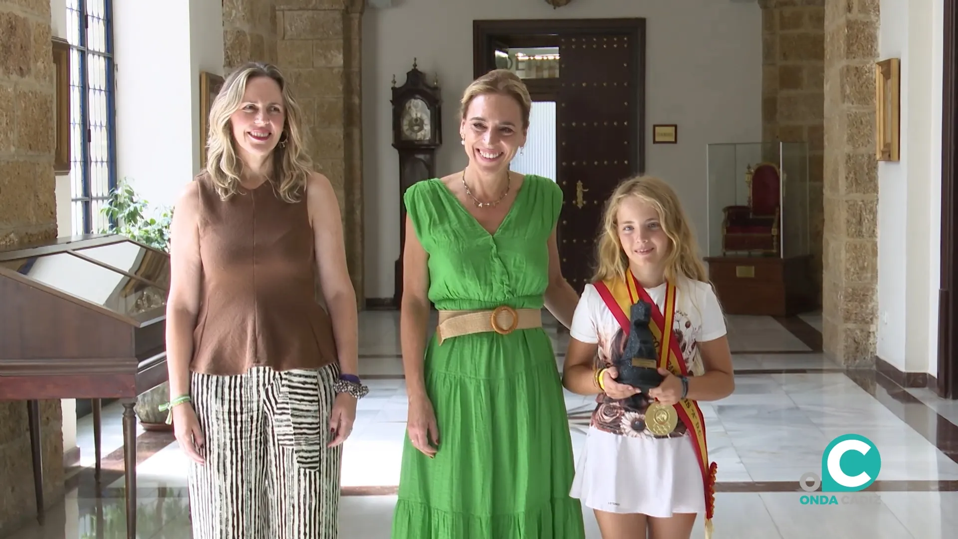Almudena Martínez recibe a la joven Rebeca Bello, campeona de España de Doma Clásica en la categoría de Poni A.