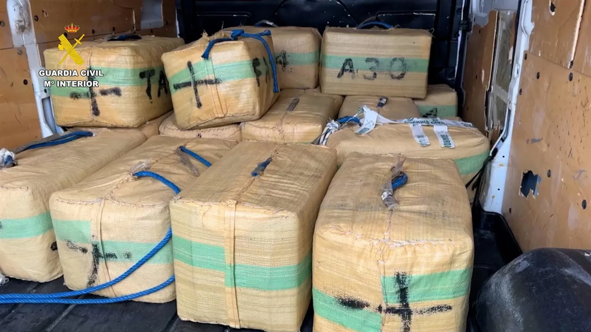 Fardos de hachís incautados en un intento de alijo en Conil de la Frontera.