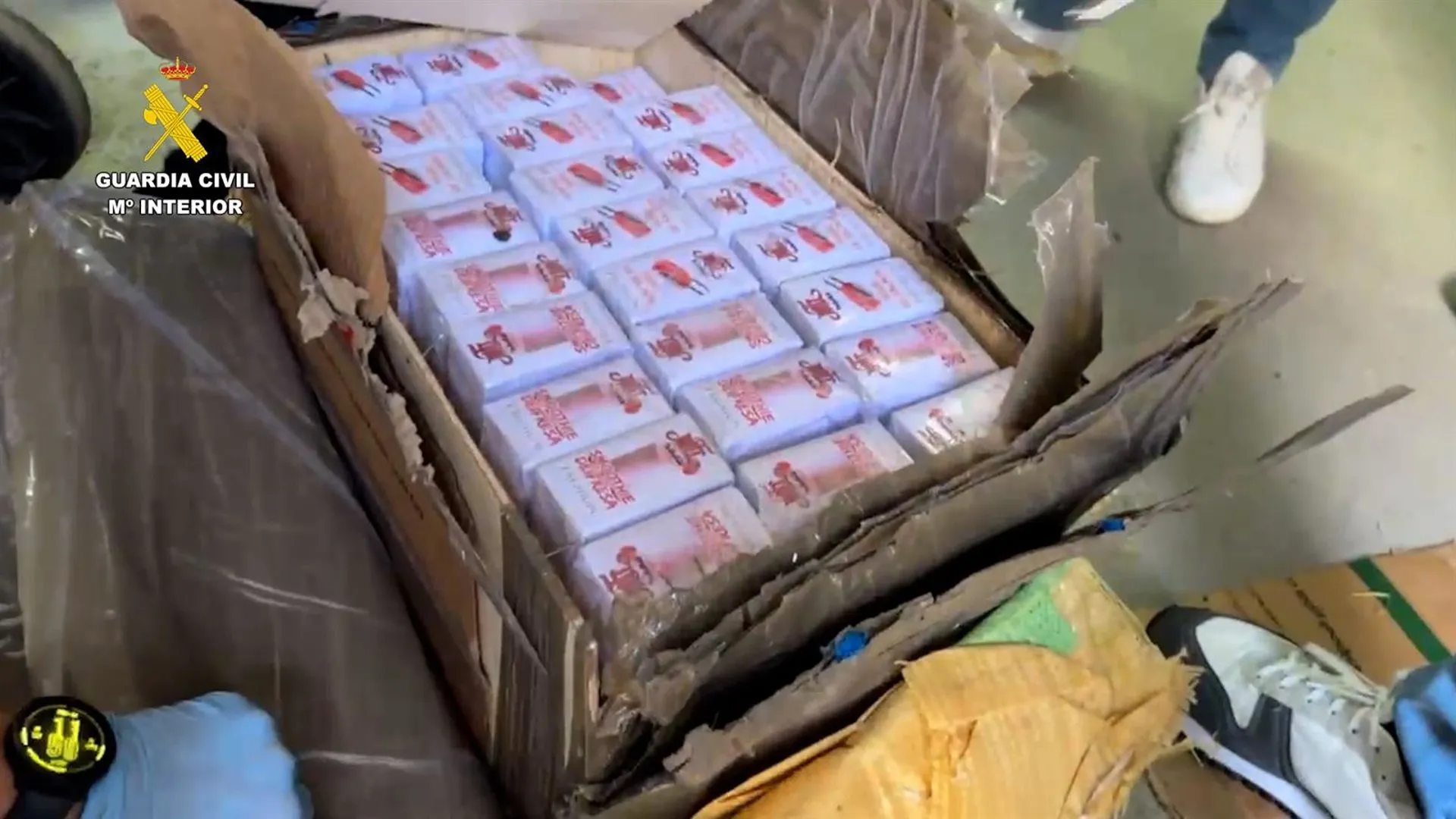 Imagen de los fardos de droga intervenida