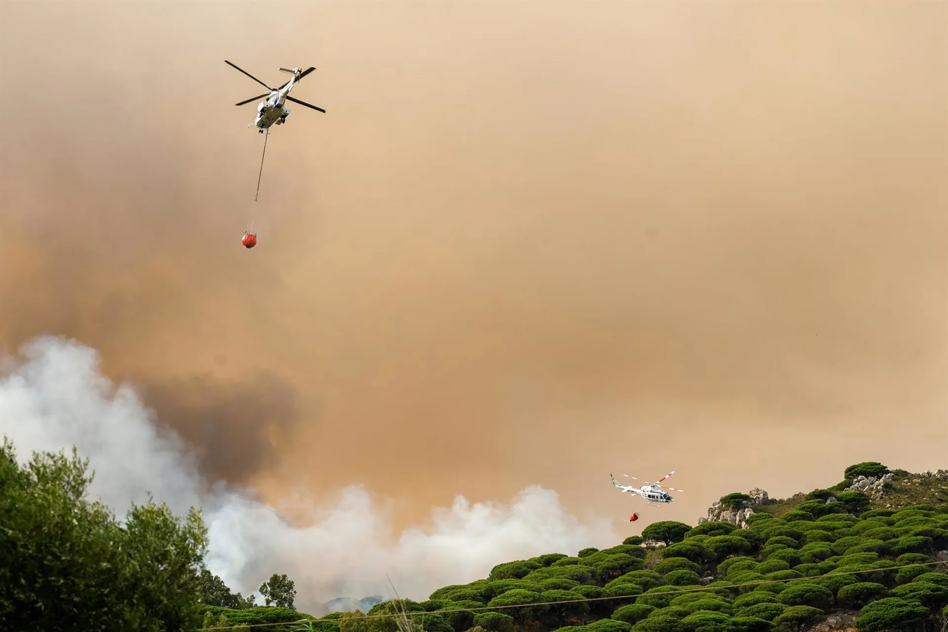 Aeronaves en el incendio del paraje La Peña, en Tarifa.