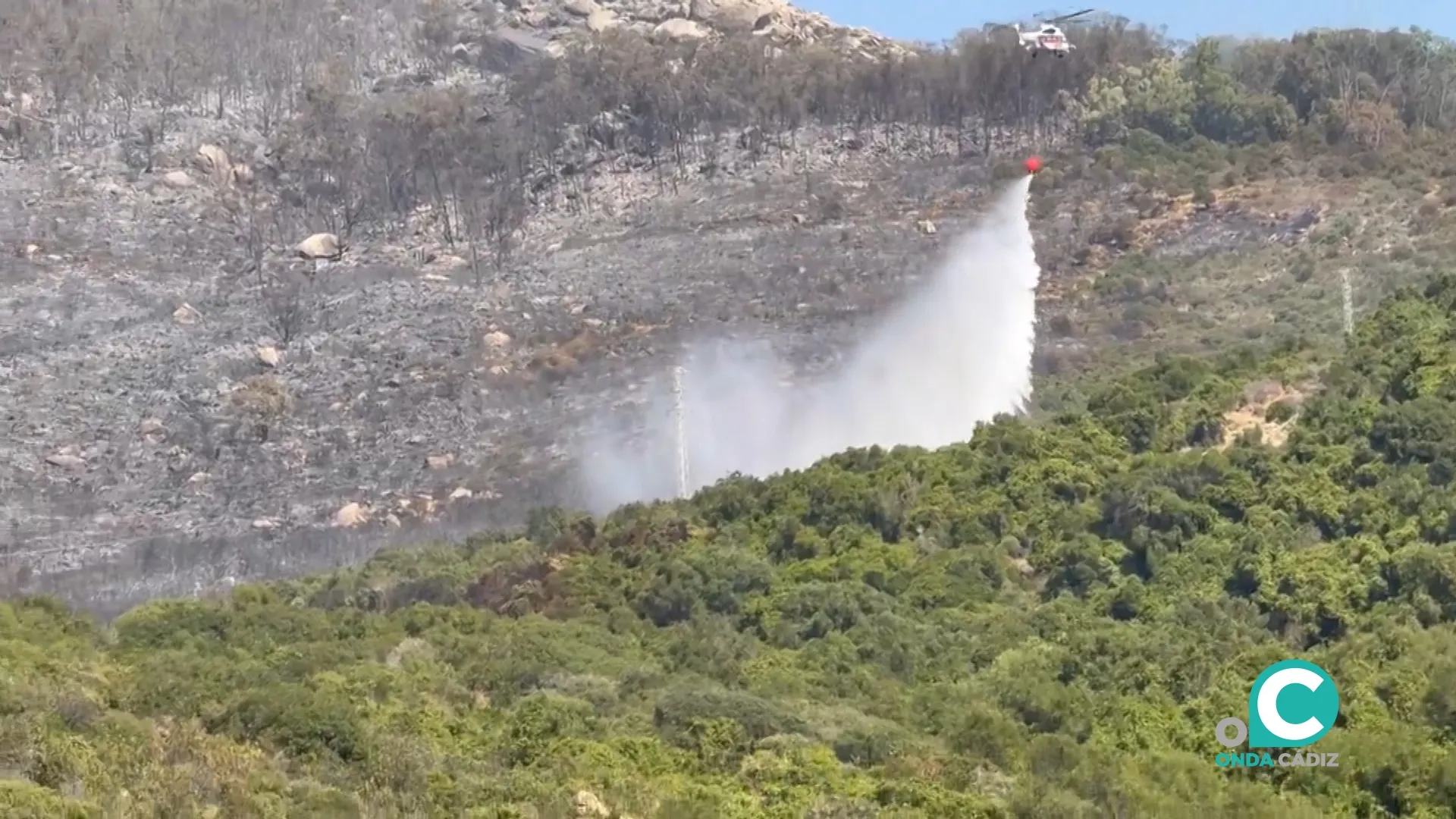 Imágenes de las labores de extinción en el incendio de Tarifa este miércoles. 