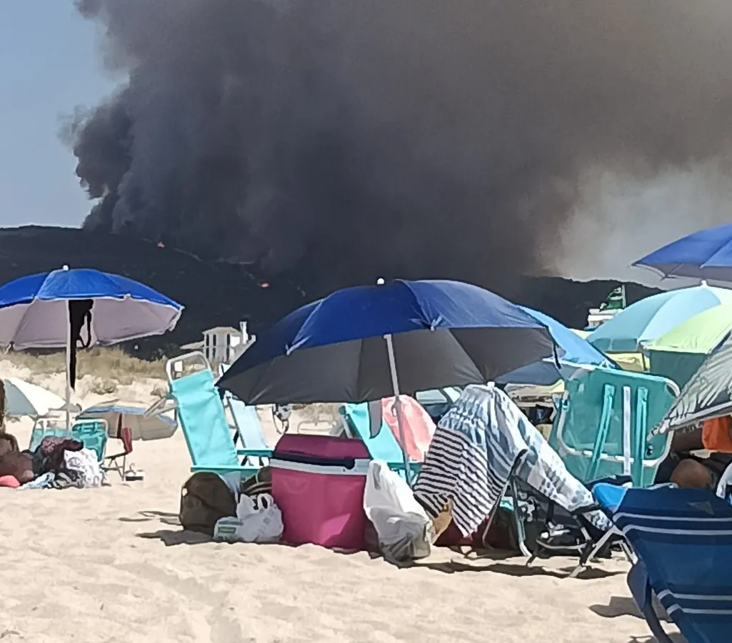 Vista del siniestro desde la playa de Zahara