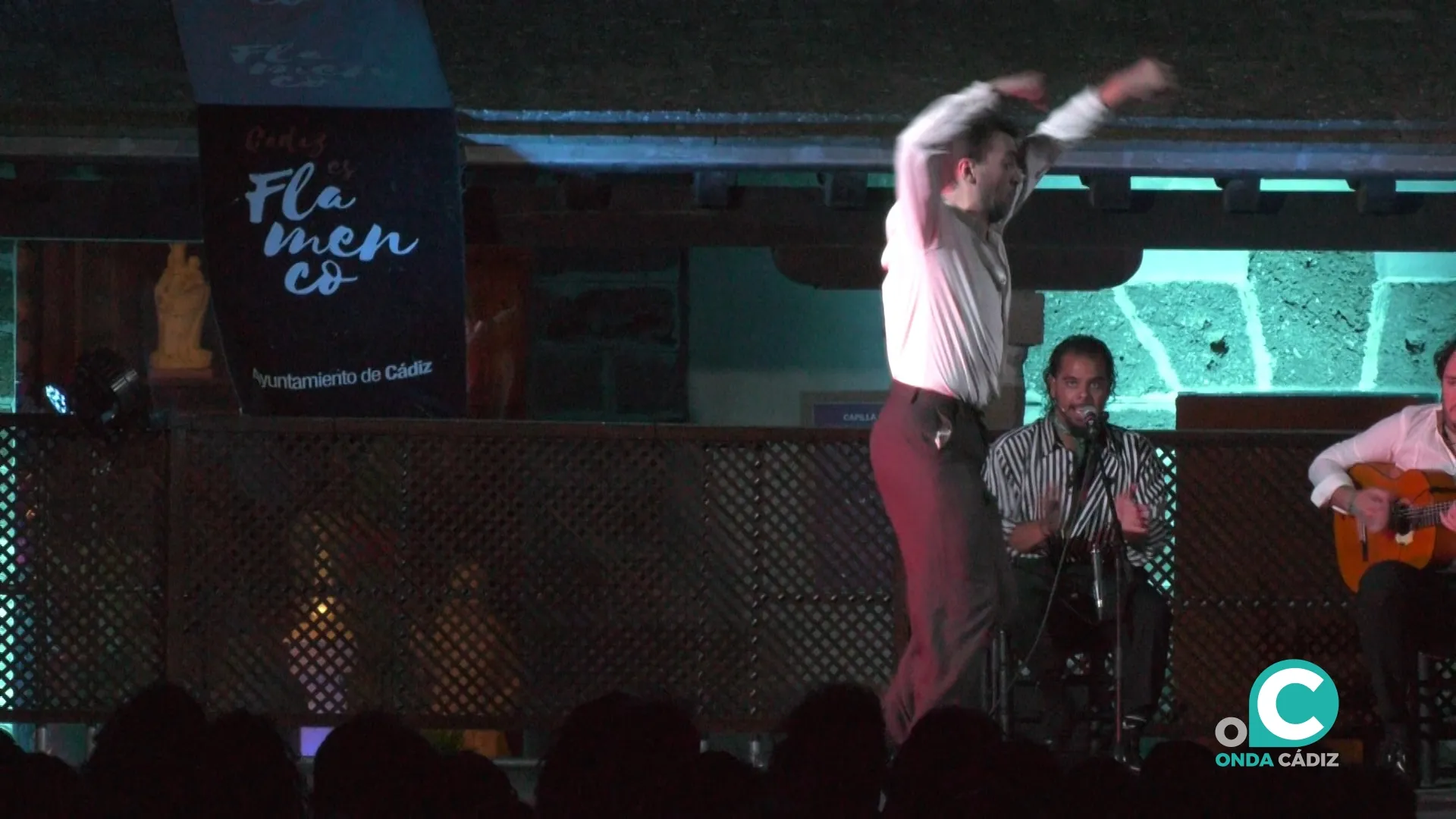 Marco Flores, sobre el escenario del Castillo de Santa Catalina. 