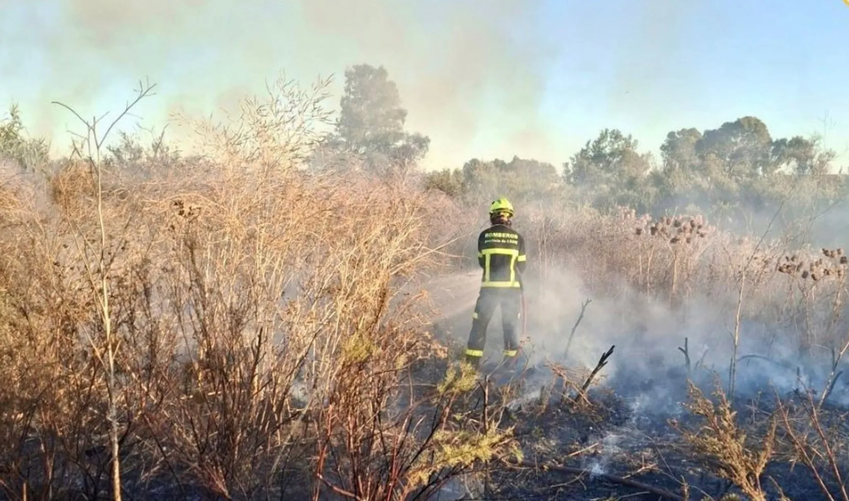 Un bombero del Consorcio de la Provincia de Cádiz en el lugar del siniestro