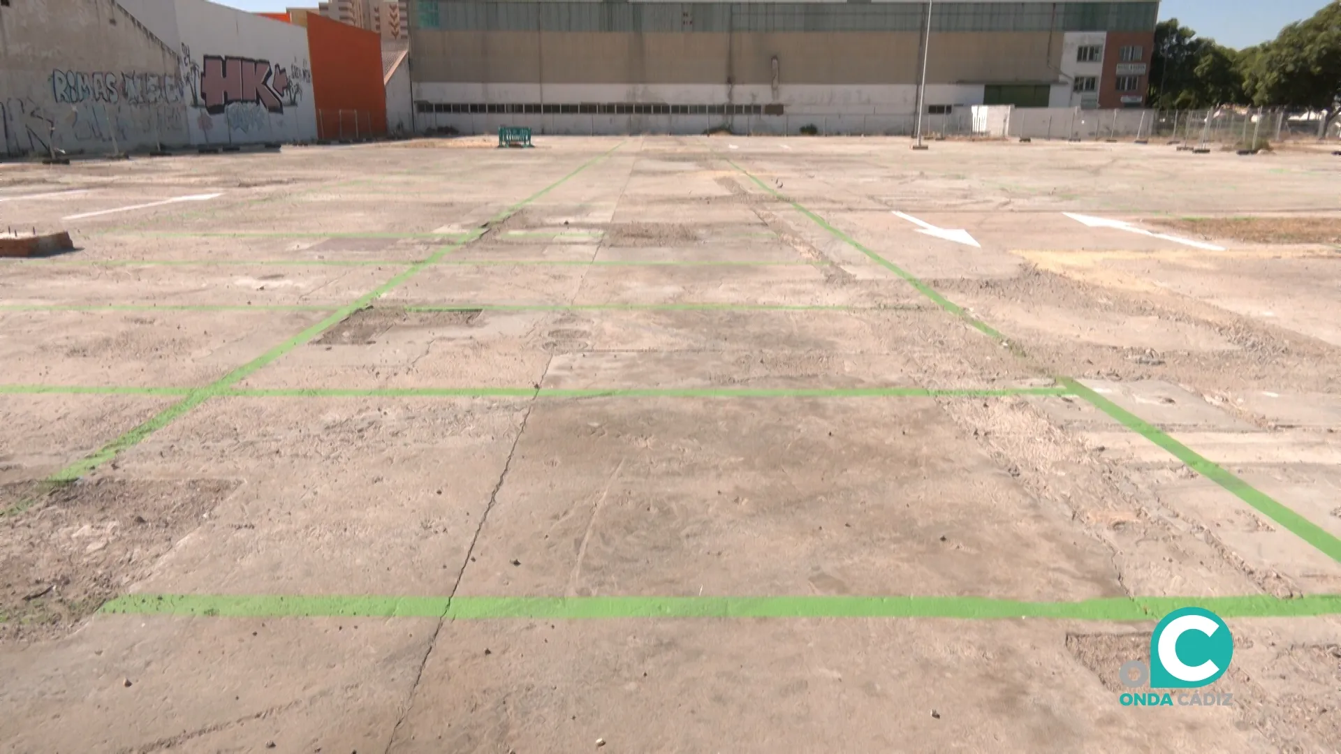 Abierto el aparcamiento temporal para vehículos en el solar de Navalips.