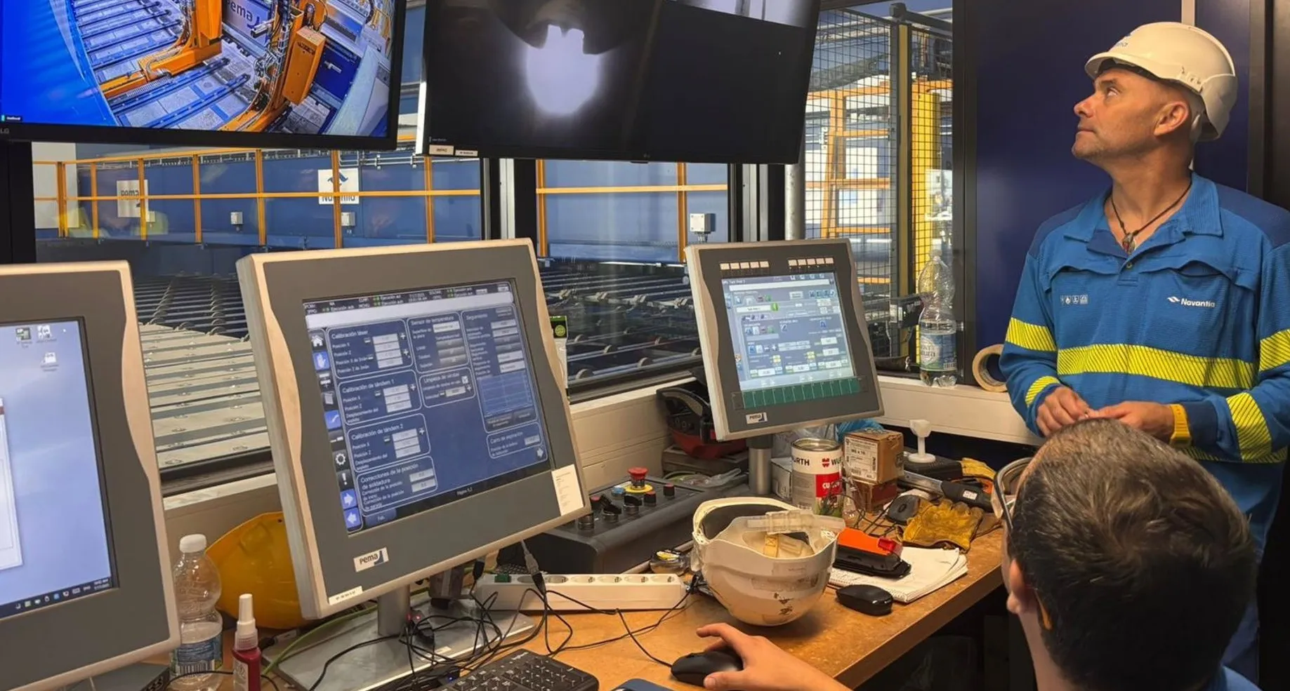 Operarios en el Taller de Unidades Abiertas Planas en San Fernando