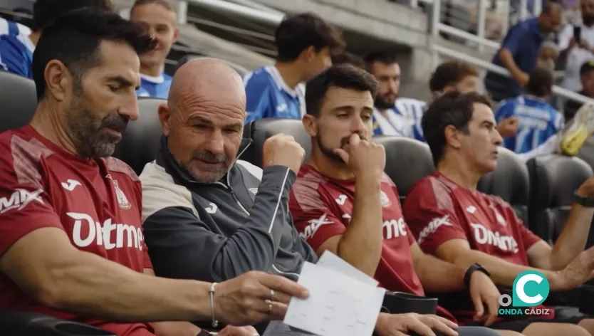 Paco López y su staff durante un encuentro de pretemporada