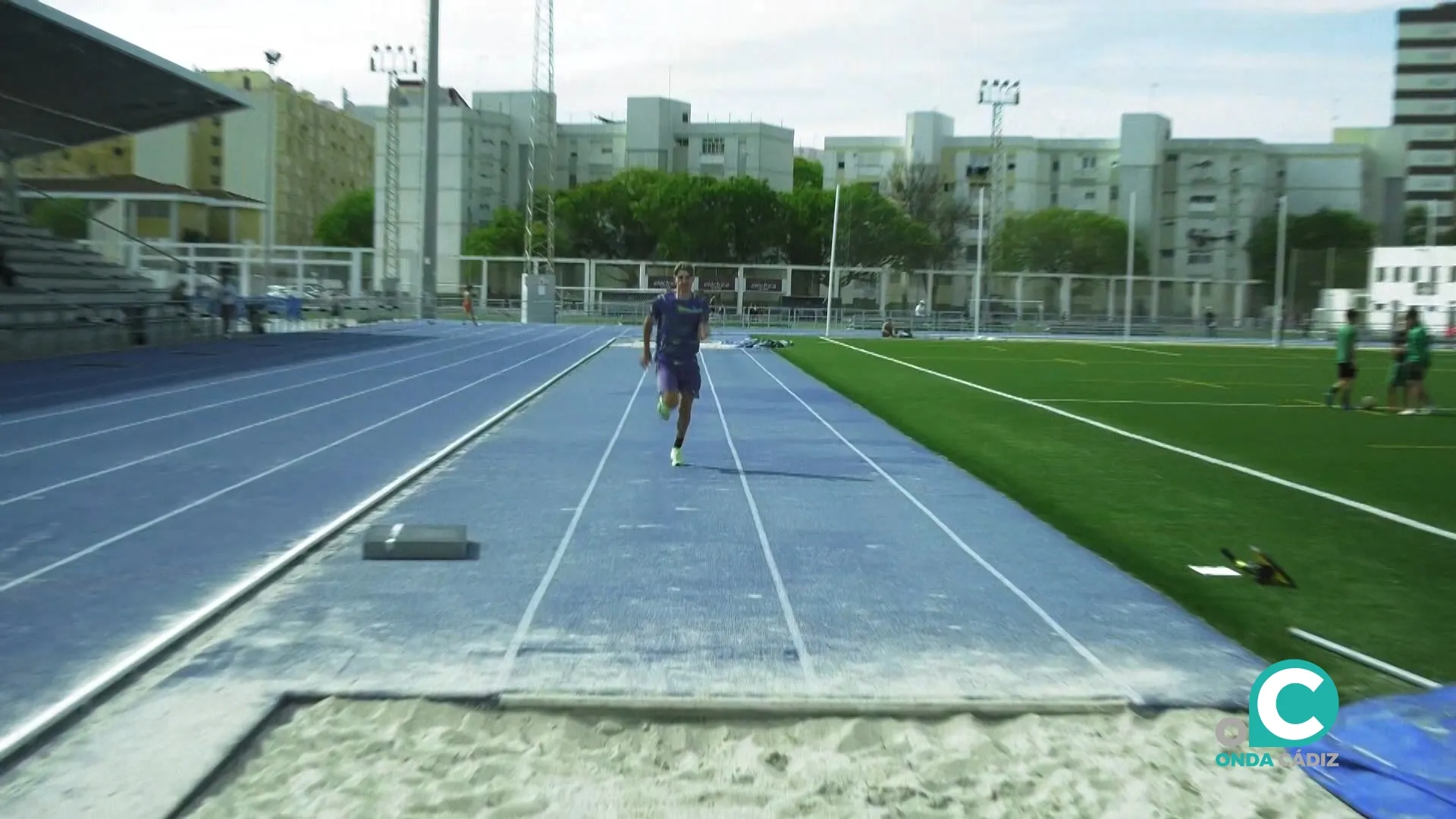 Entrenamiento del atleta del Club de Atletismo Bahía de Cádiz, Alberto Martínez de Morentín.