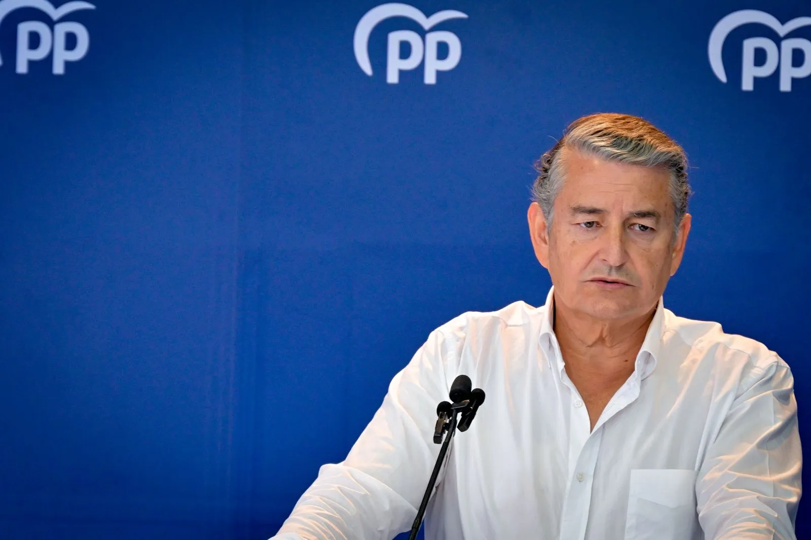 El coordinador nacional de Interior y Emergencias del PP durante la rueda de prensa en la sede de la formación en Cádiz