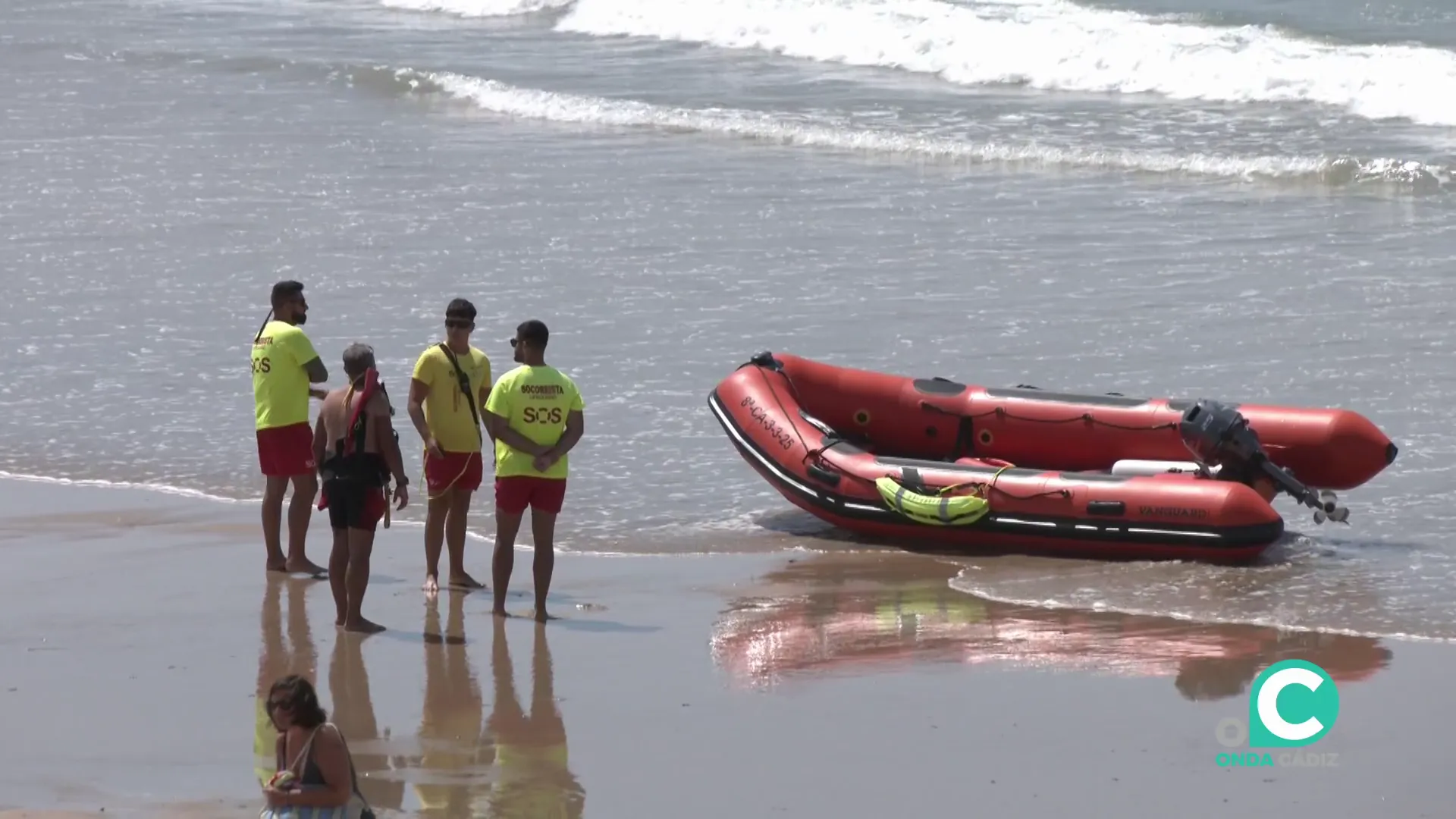 Socorristas junto a su zodiac vigilan desde la orilla en una imagen de este miércoles en la capital gaditana 