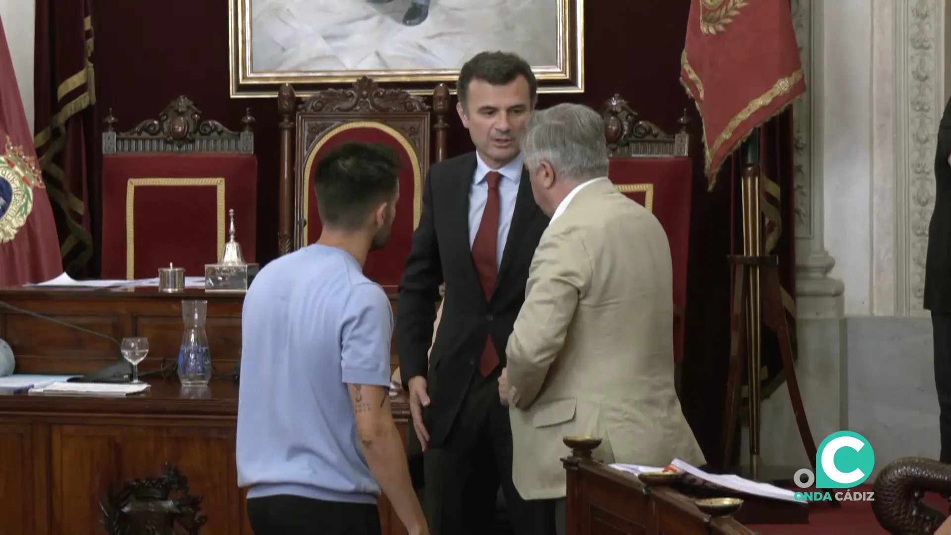 El alcalde dialoga con los portavoces de la oposición antes de la sesión plenaria de este viernes
