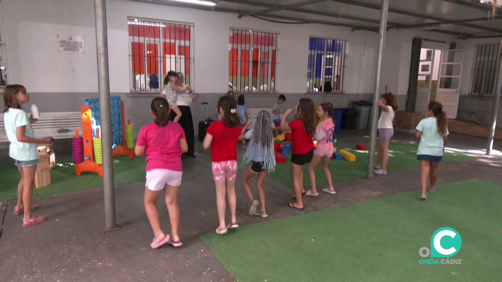 Una monitora dirige a su grupo en una de las actividades impartidas durante la jornada