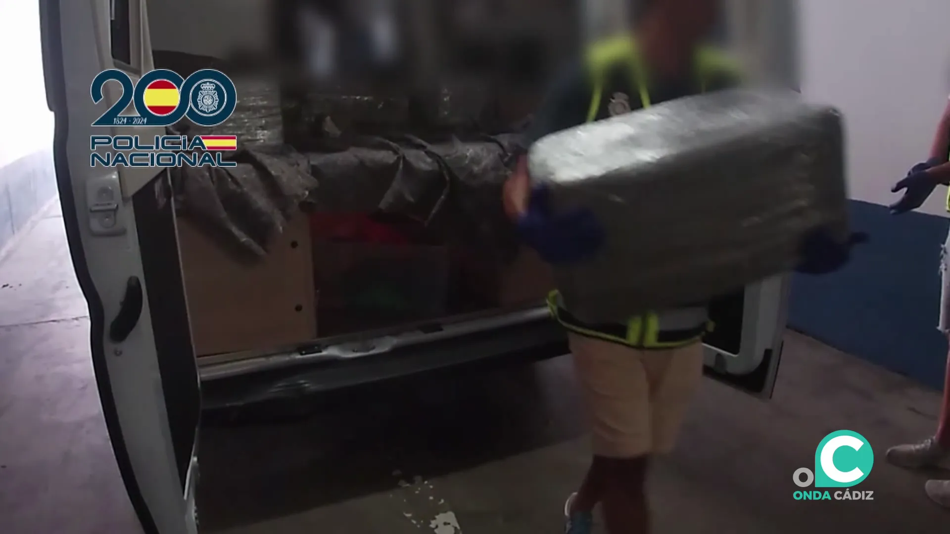 Agentes descargando la droga que portaba el vehículo