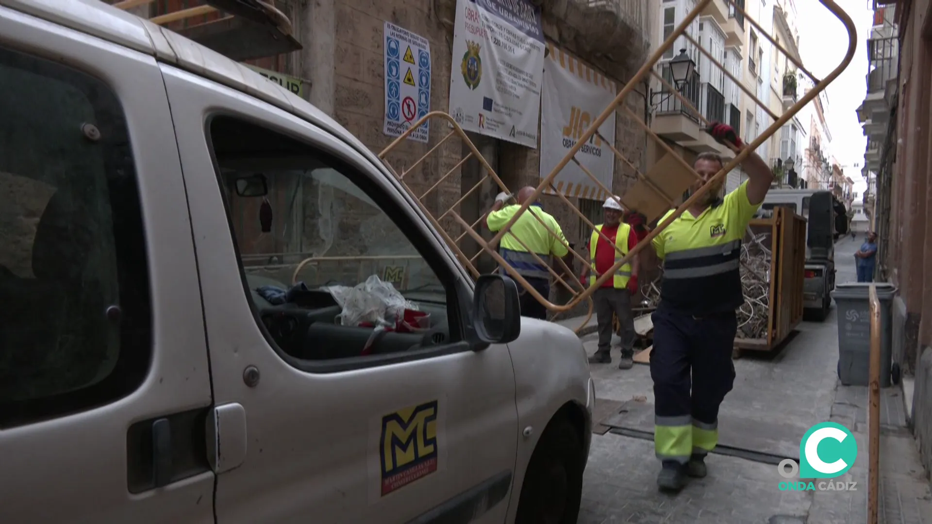 Operarios durante los trabajos este viernes