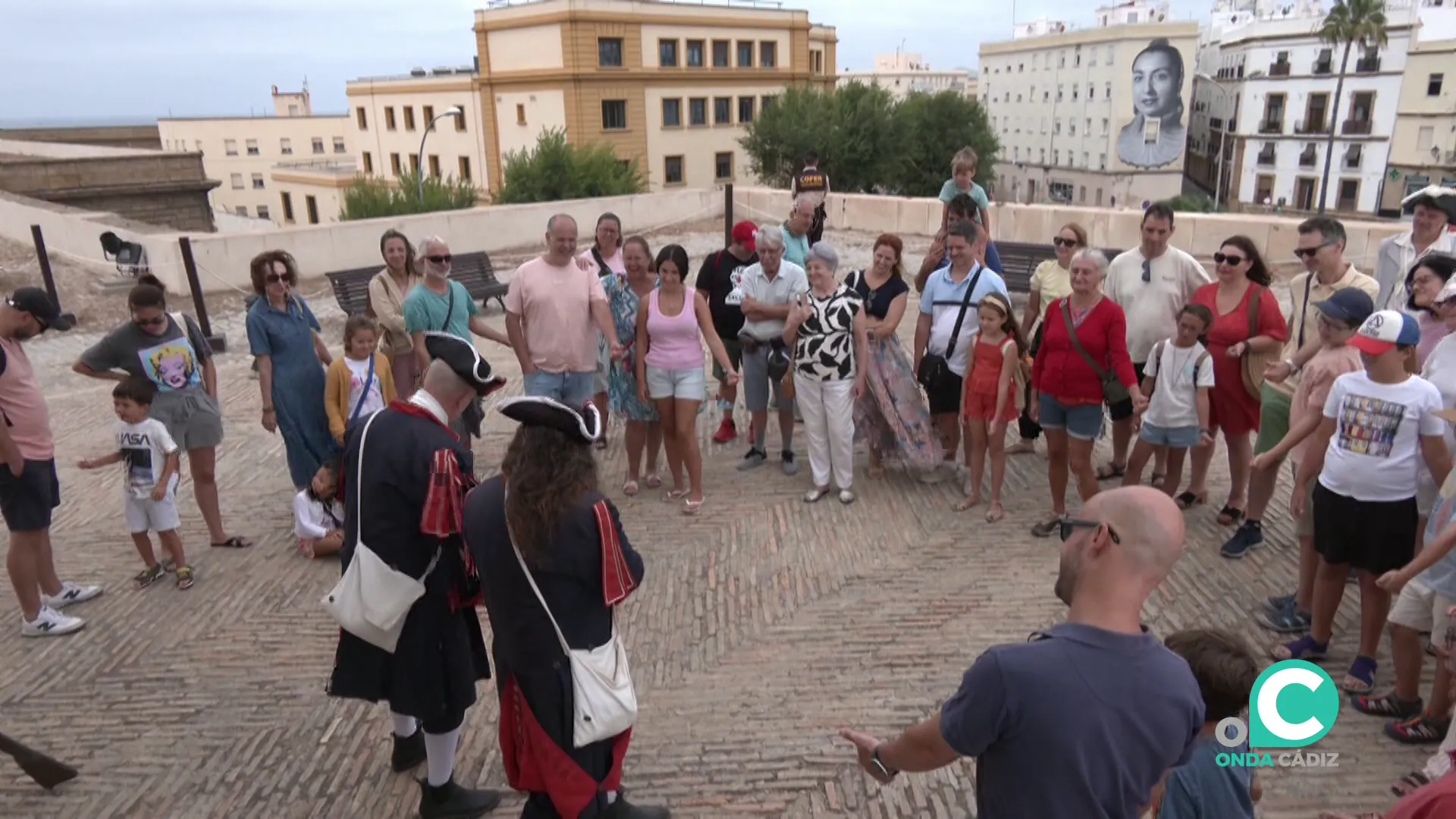 Los personajes intervienen ante el público en la parte superior del monumento este viernes
