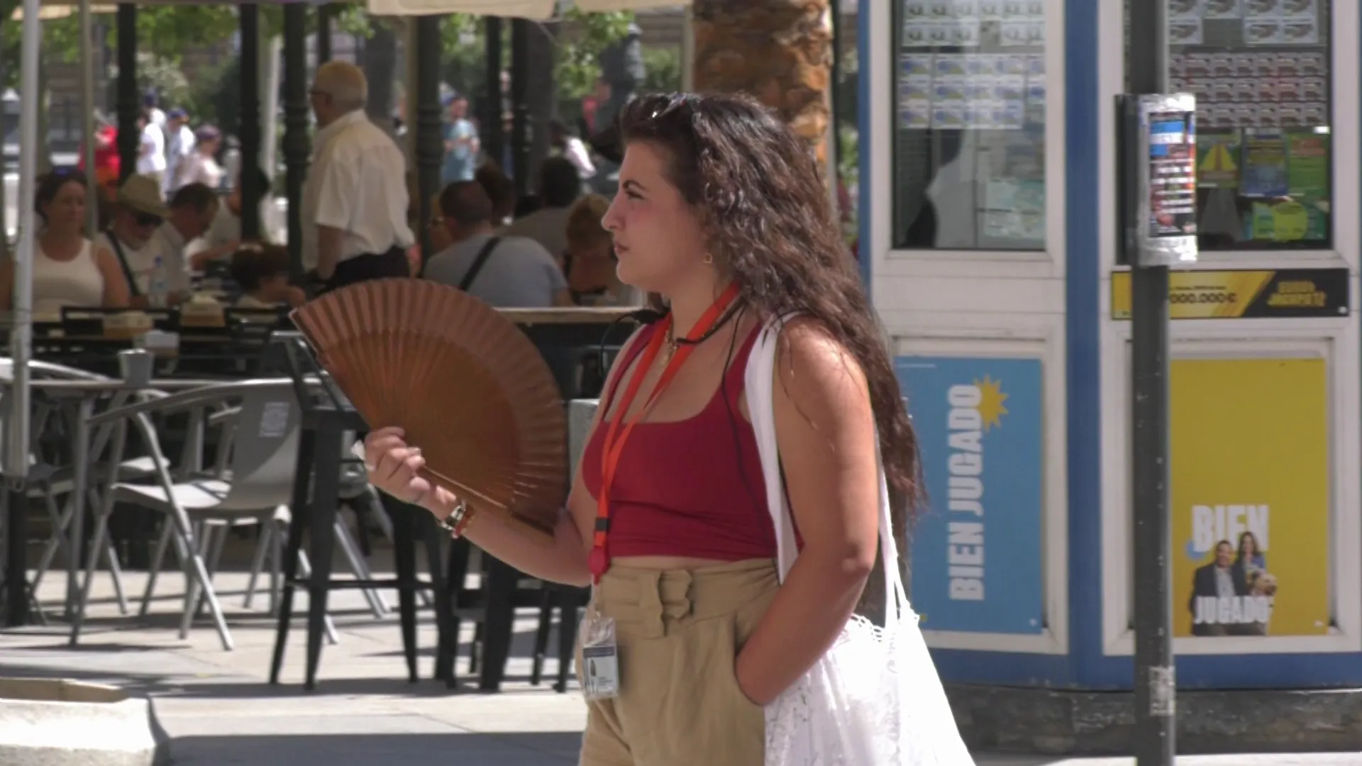 Un mujer se abanica en el centro de la capital gaditana
