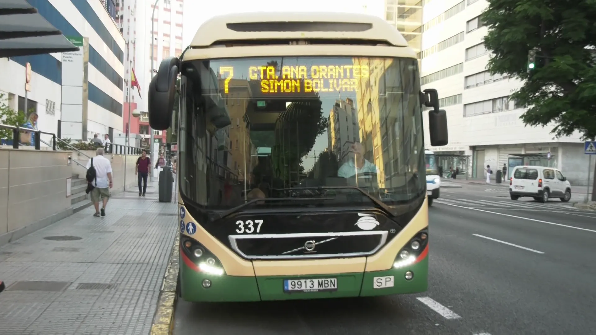 Un autobus de linea 7 en una de las paradas de la avenida