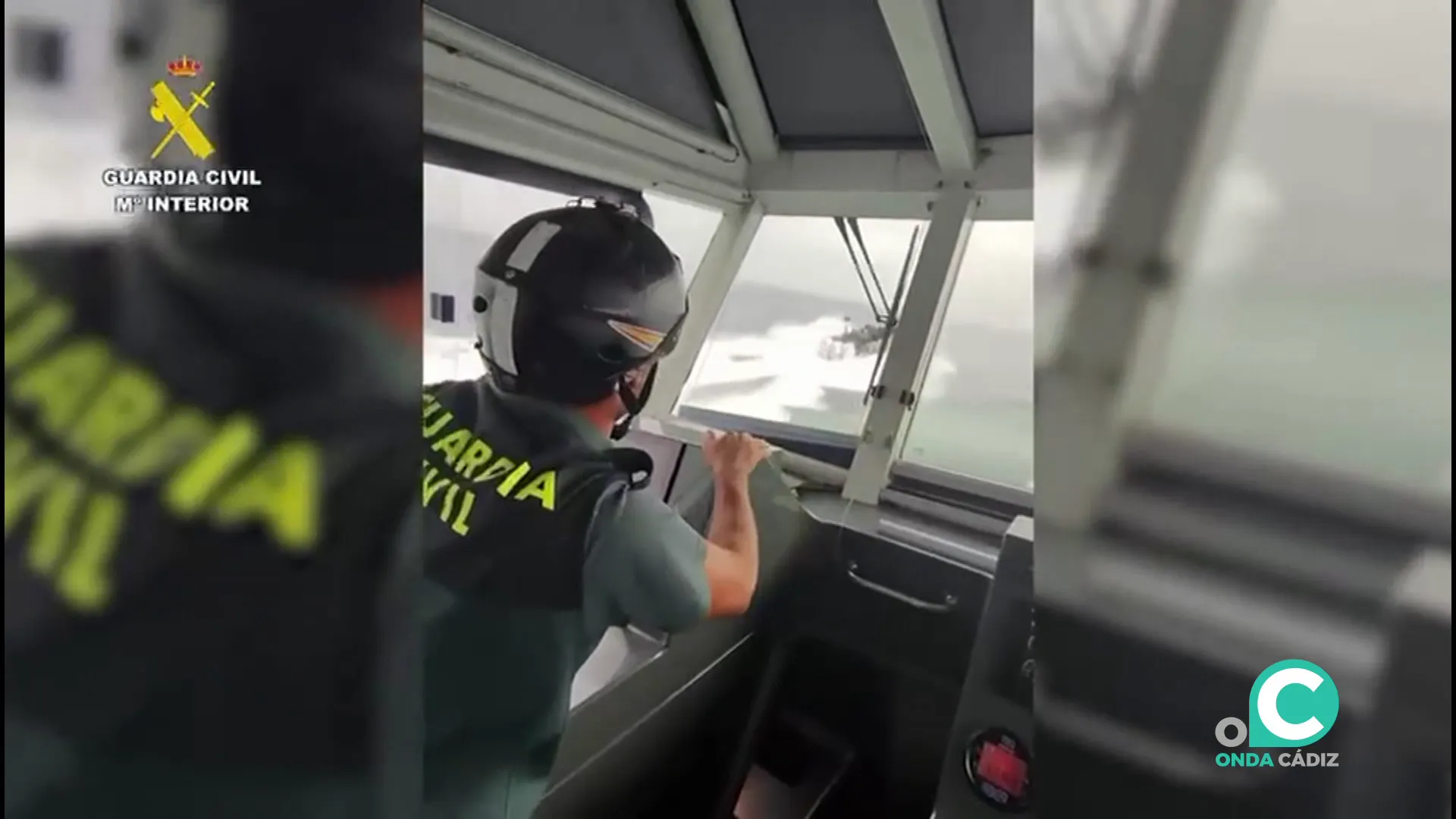 El patrullero de la Benemérita en plena acción tras la lancha a la que acabaría alcanzando finalmente