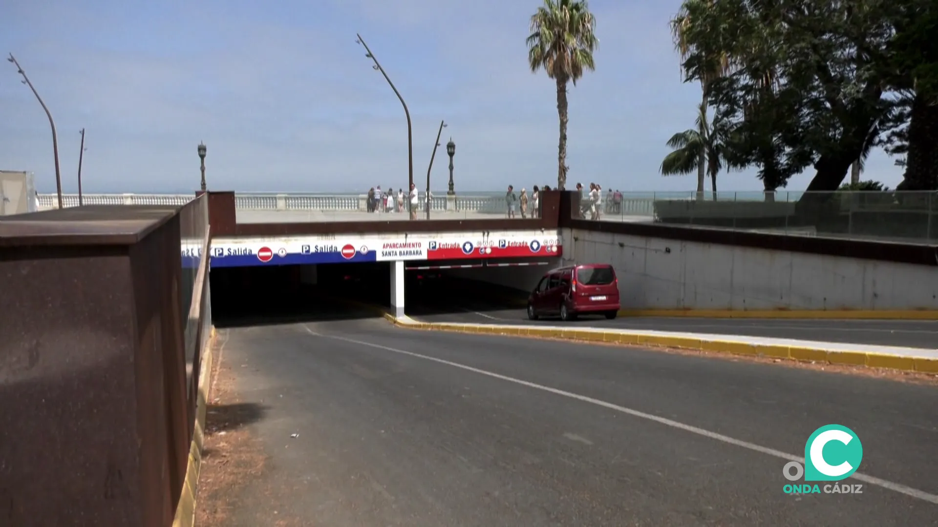 Vehículo accediendo al estacionamiento del casco histórico