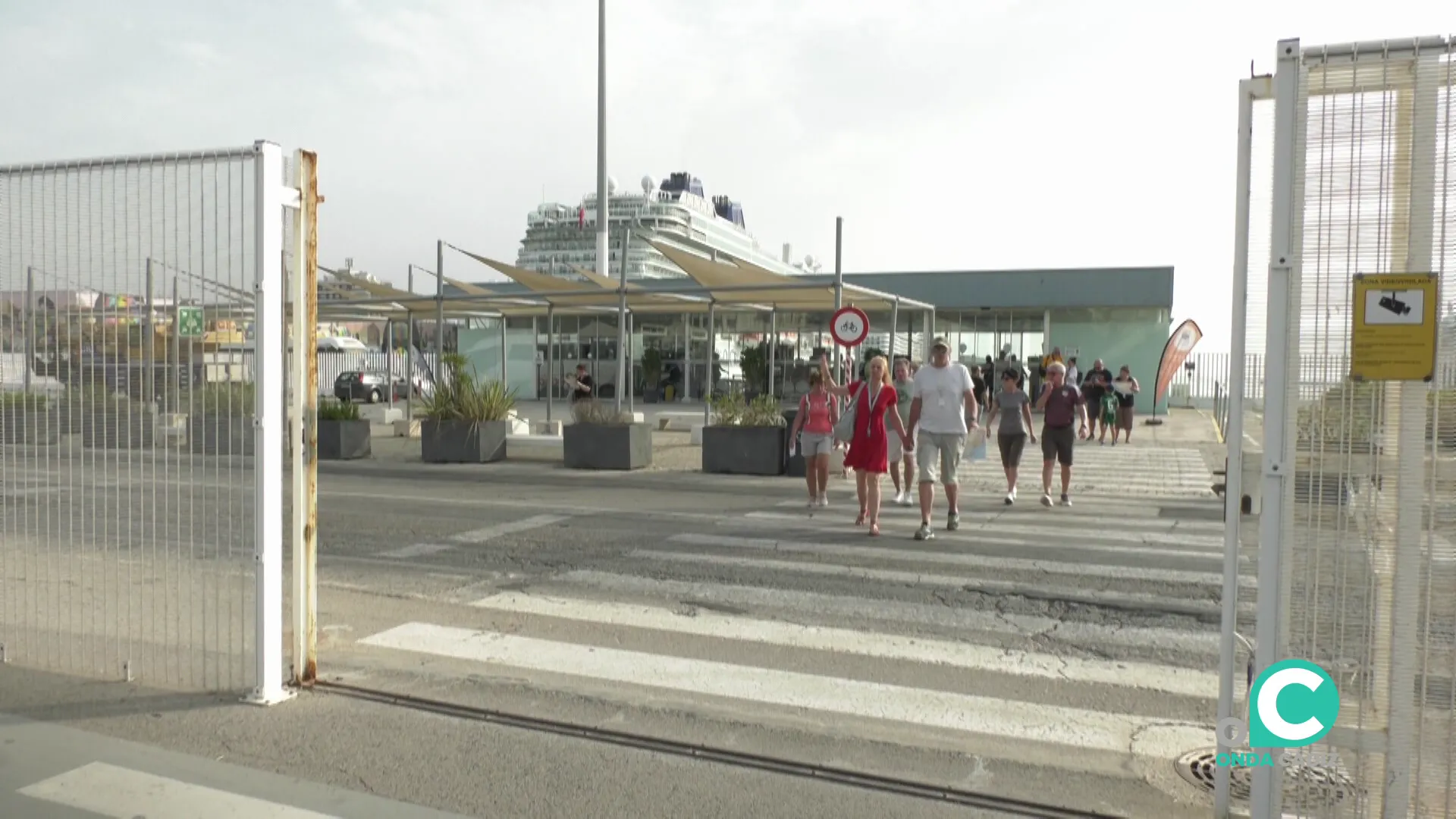 Los pasajeros de los trasatlánticos saliendo del muelle de la ciudad