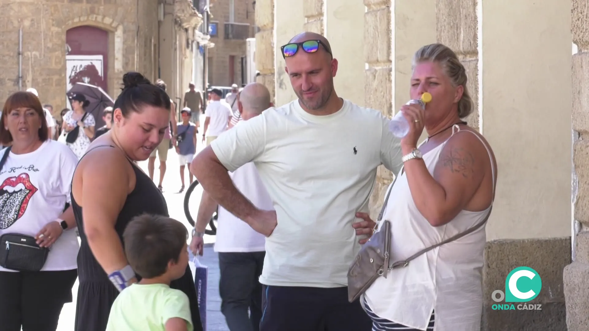 Una familia se protege de las altas temperaturas en el centro de la capital gaditana