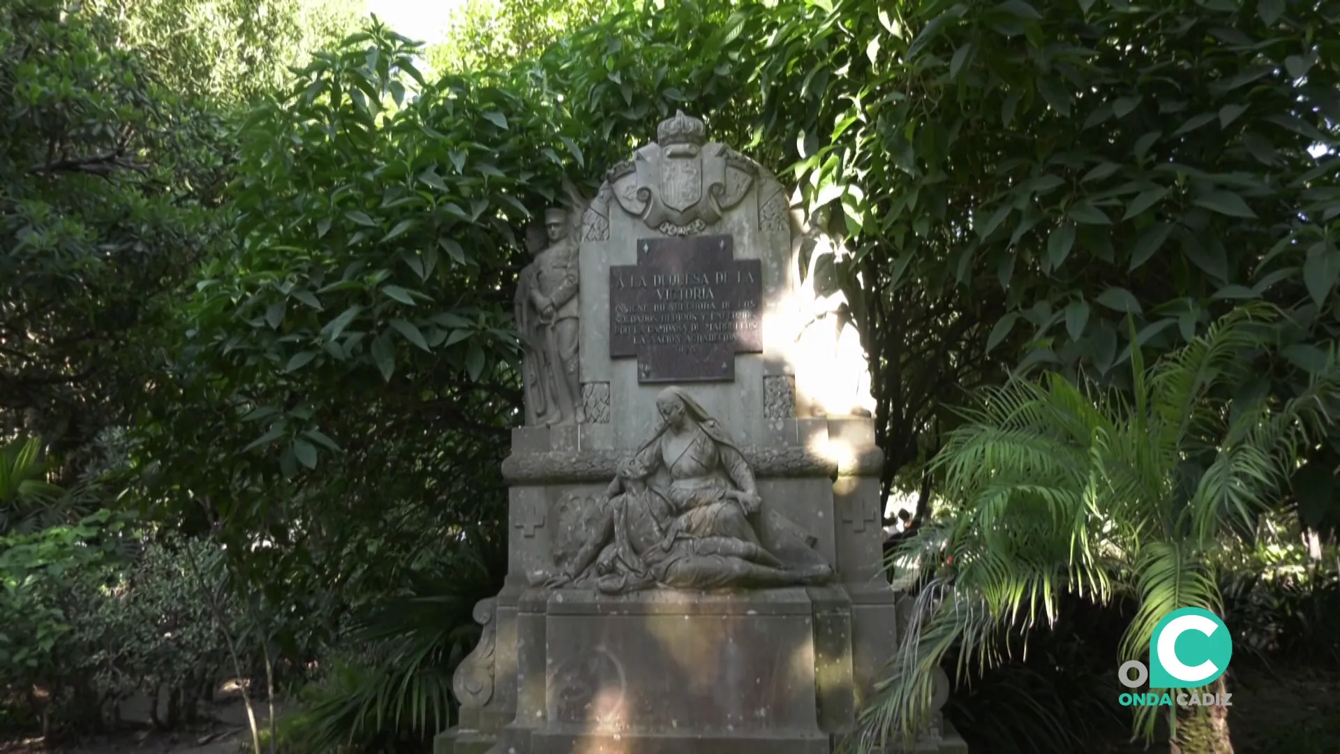 El dedicado a la gaditana María del Carmen Angoloti y Mesa en pleno parque Genovés