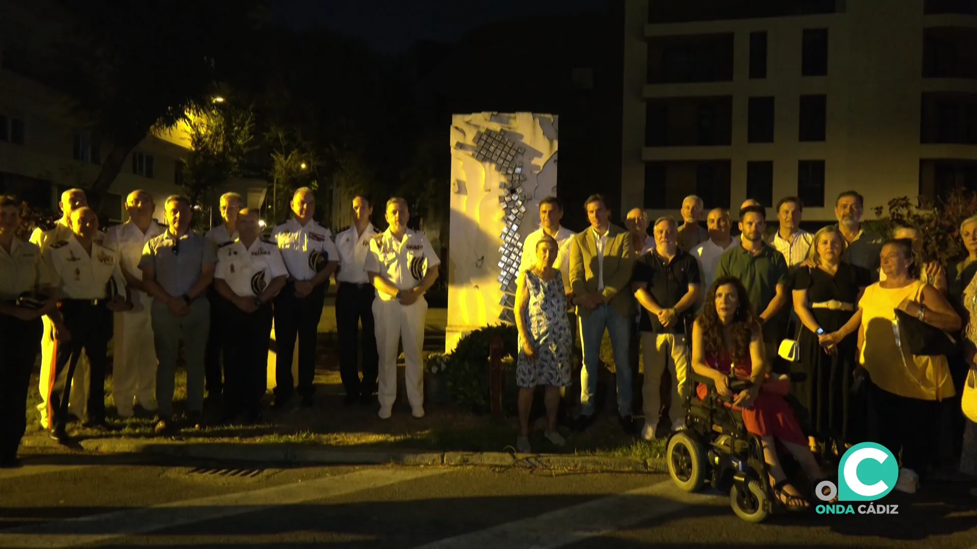 Autoridades y ciudadanos en el monumento conmemorativo de la catástrofe durante el homenaje