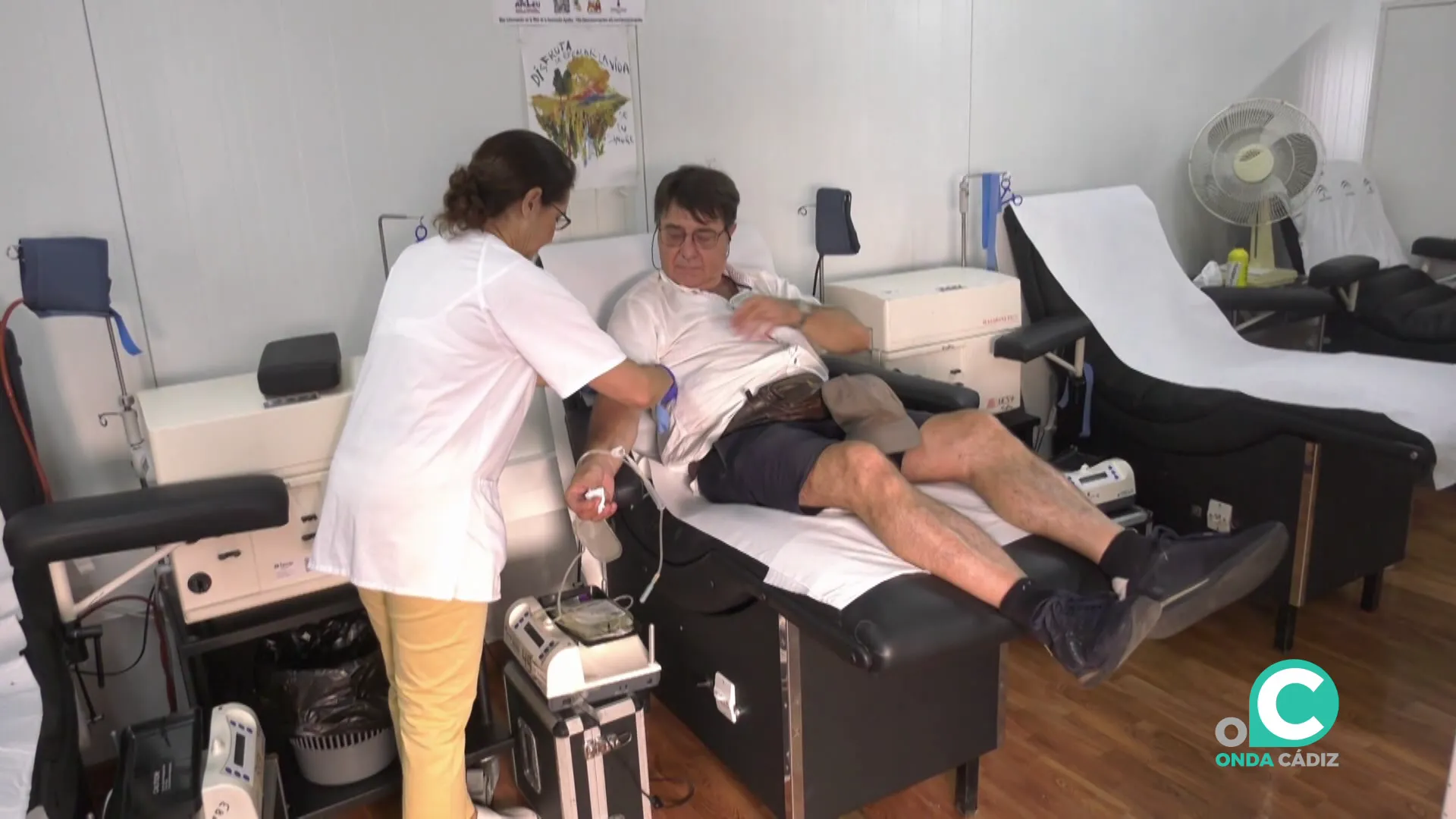 Un donante es atendido por una enfermera en uno de los centros de la capital gaditana