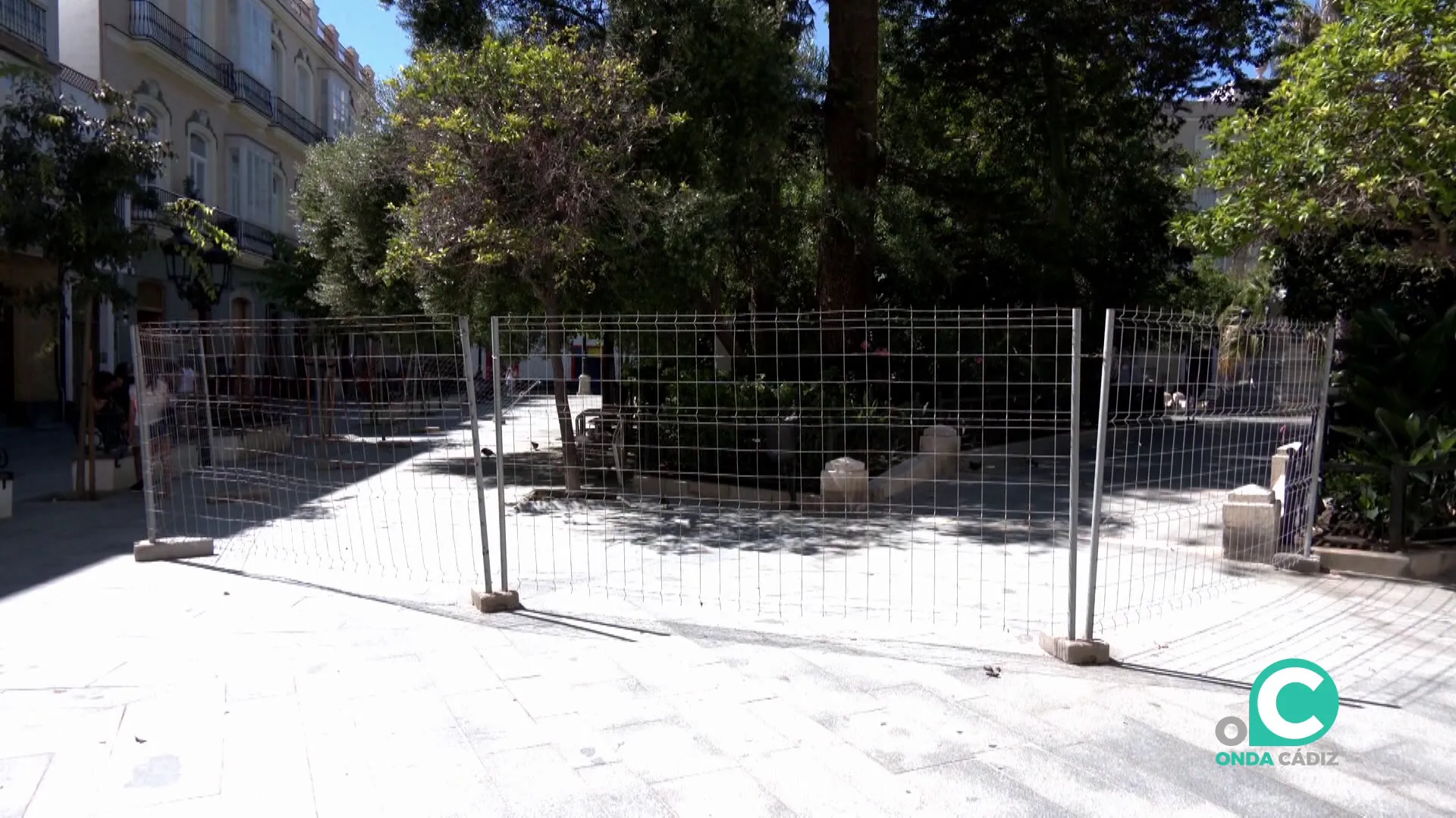 Rejas de separación en el espacio céntrico de la ciudad