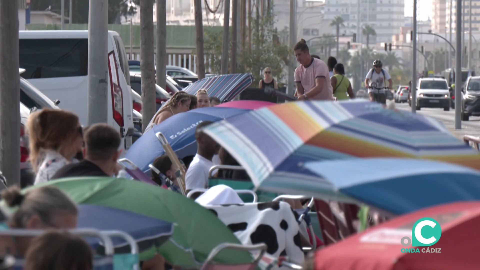 Todo tiipo de artilugios hacen más soportable la espera a los incondicionales del afamado rapero