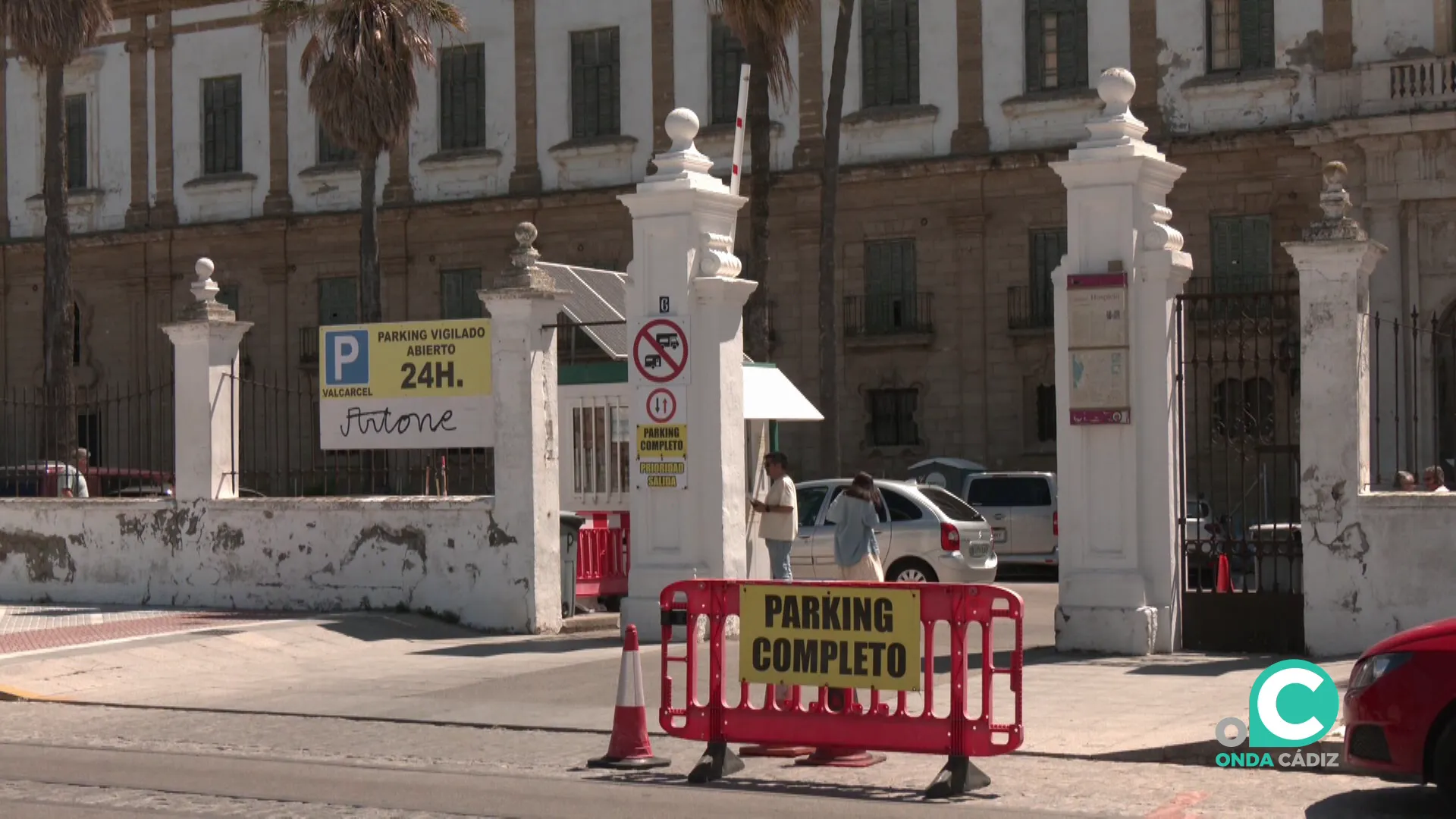 Entrada al singular edficio patrimonial de la capital gaditana