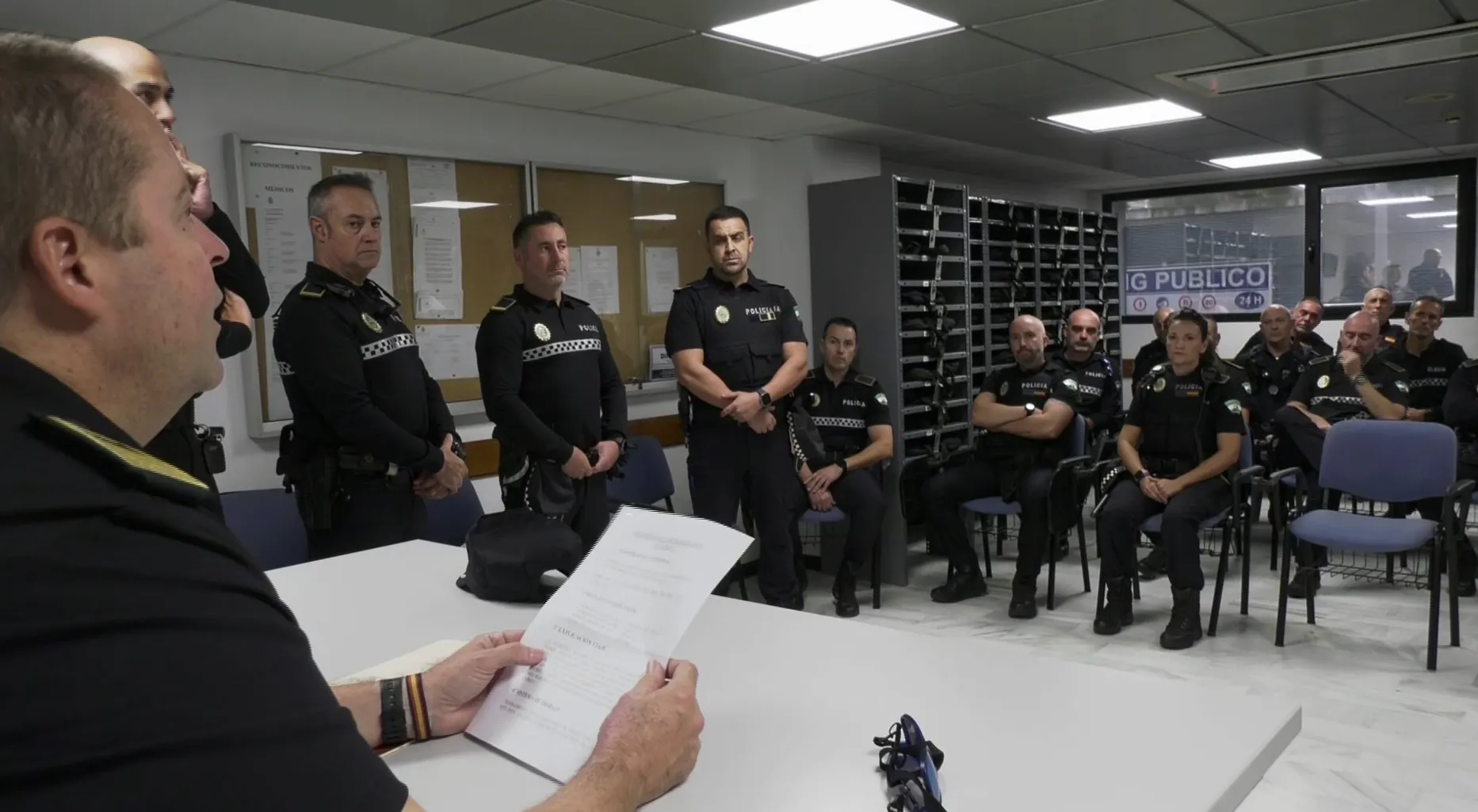 Agentes dentro de las dependencias de la Policía Local de Cádiz en una imagen de archivo