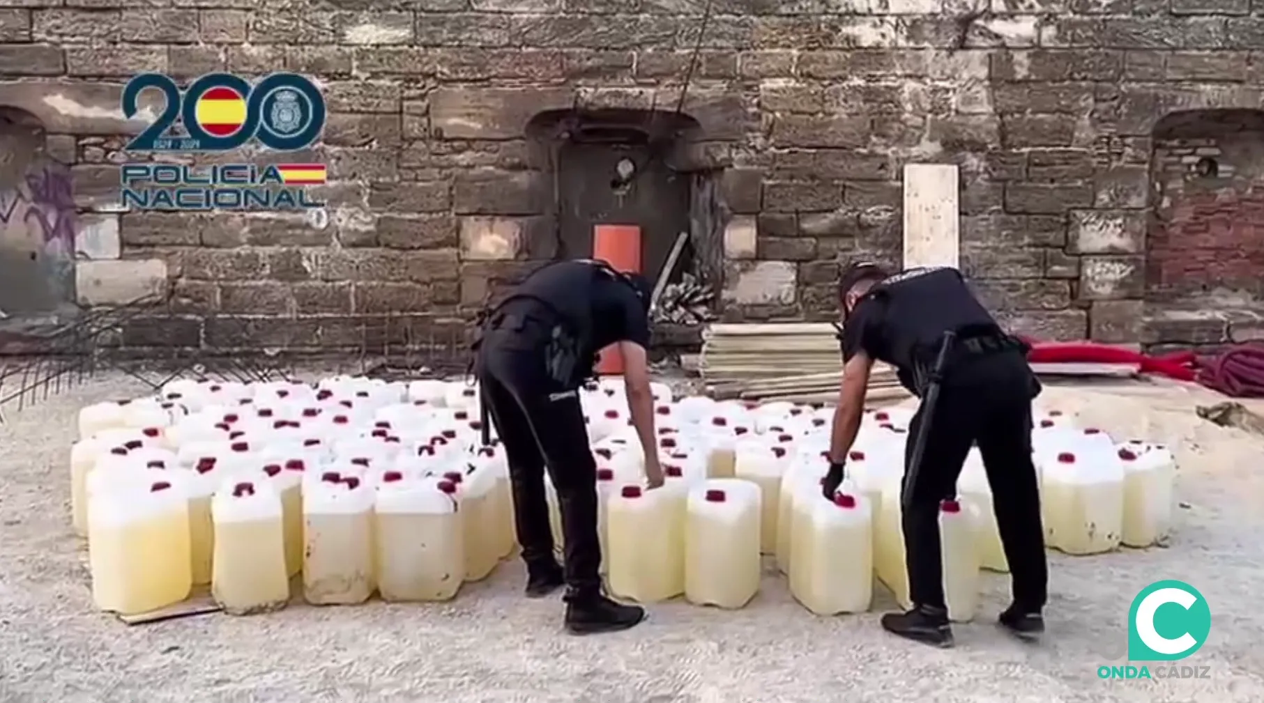 Agentes con el combustible incautado 