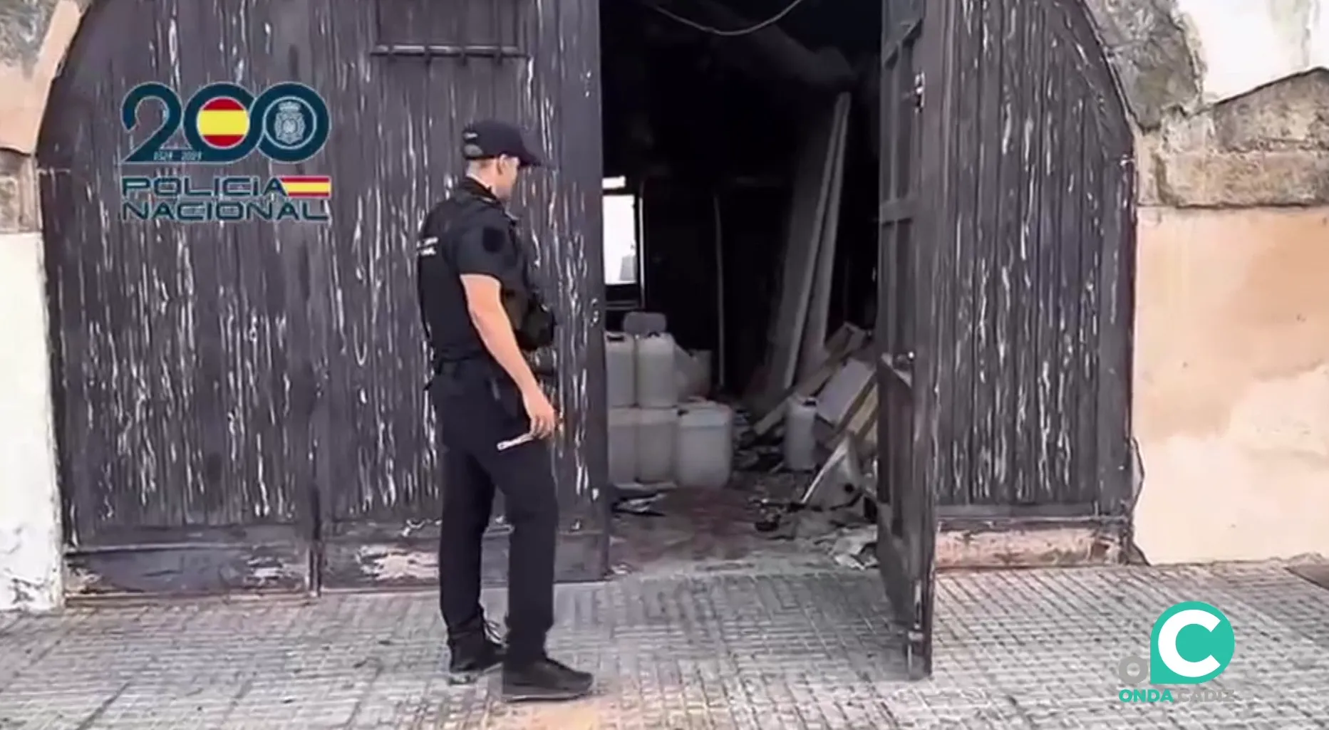 Un agente observa las garrafas destinados al narcotráfico en la Punta de San Felipe halladas días atrás