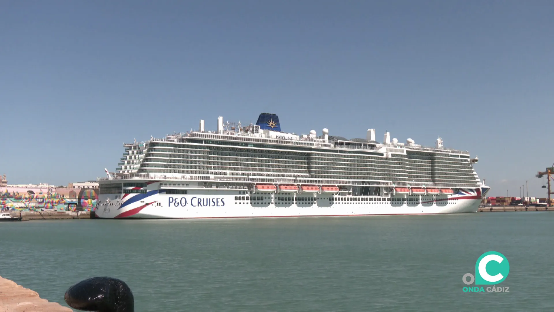 Imagen de uno de los buques este jueves en el muelle de la capital gaditana