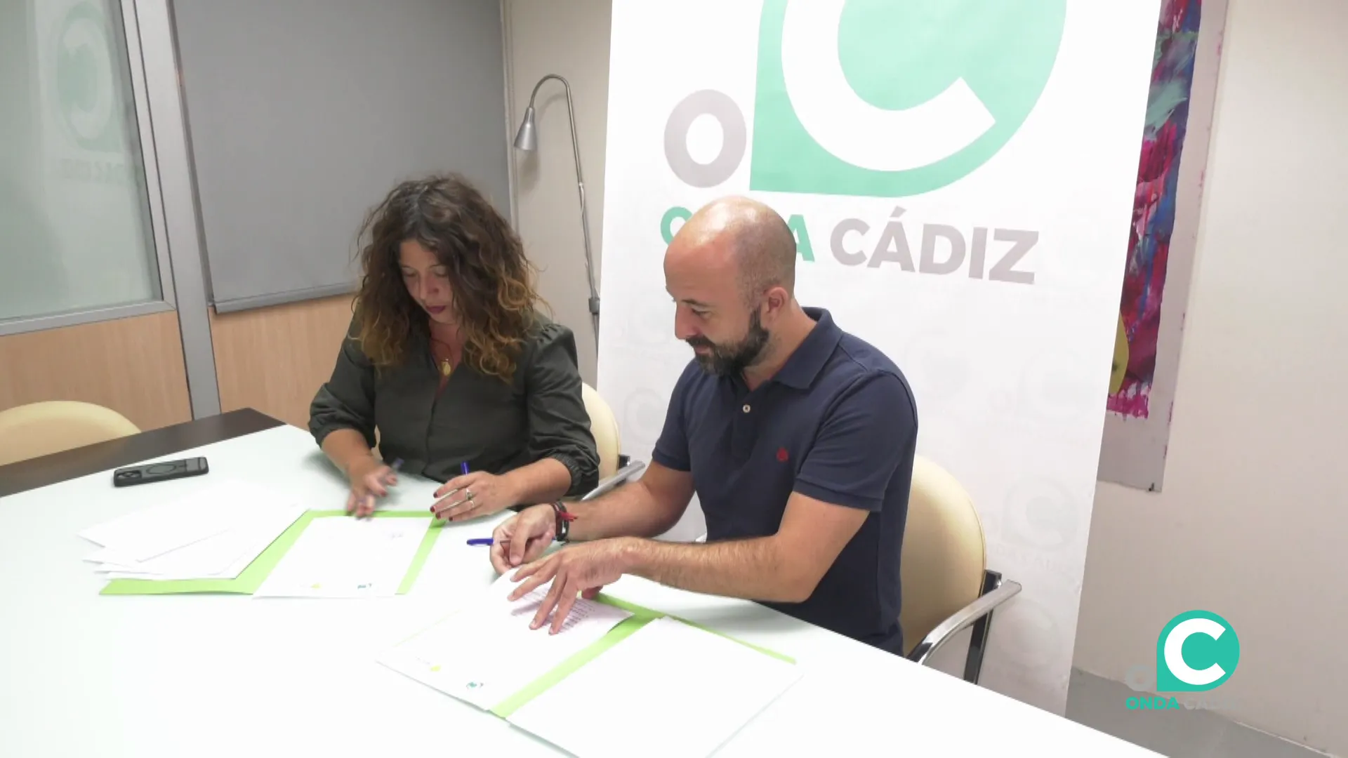 Momento de la firma entre ambas partes que rubrica el acuerdo