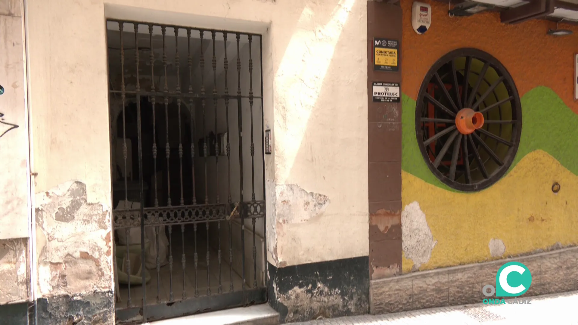 Entrada del inmueble en el centro de la capital gaditana